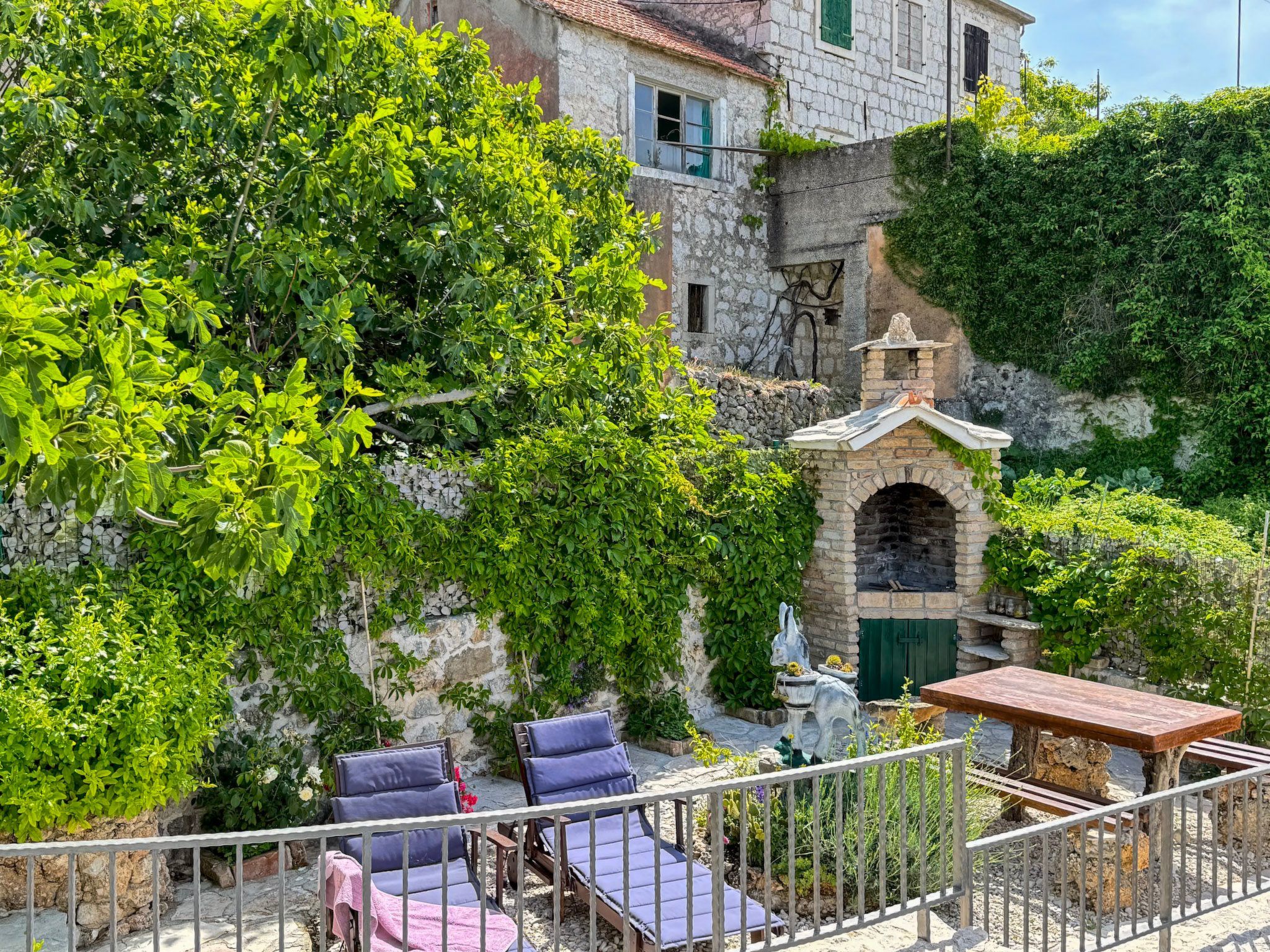 Charmantes Steinhaus mit Pool und Meerblick-Drinnen