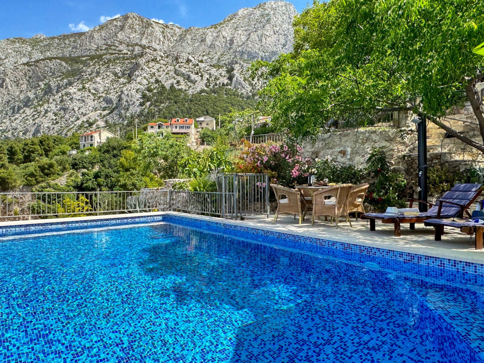 Charmantes Steinhaus mit Pool und Meerblick-Drinnen