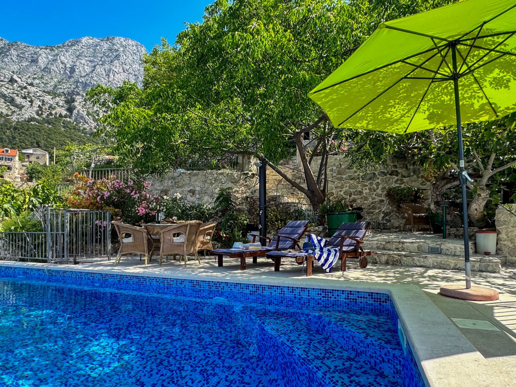 Charmantes Steinhaus mit Pool und Meerblick-Drinnen