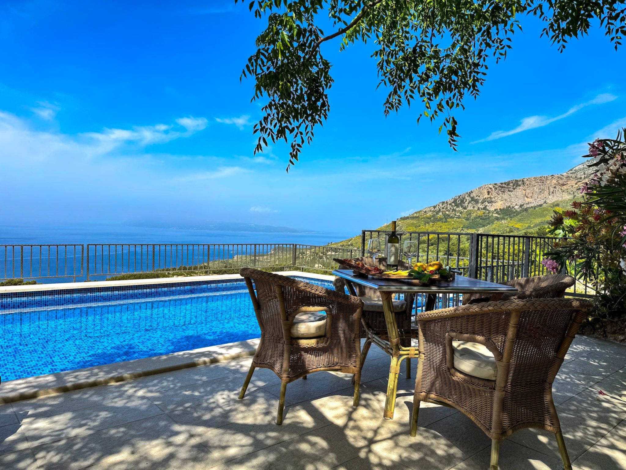 Charmantes Steinhaus mit Pool und Meerblick-Drinnen