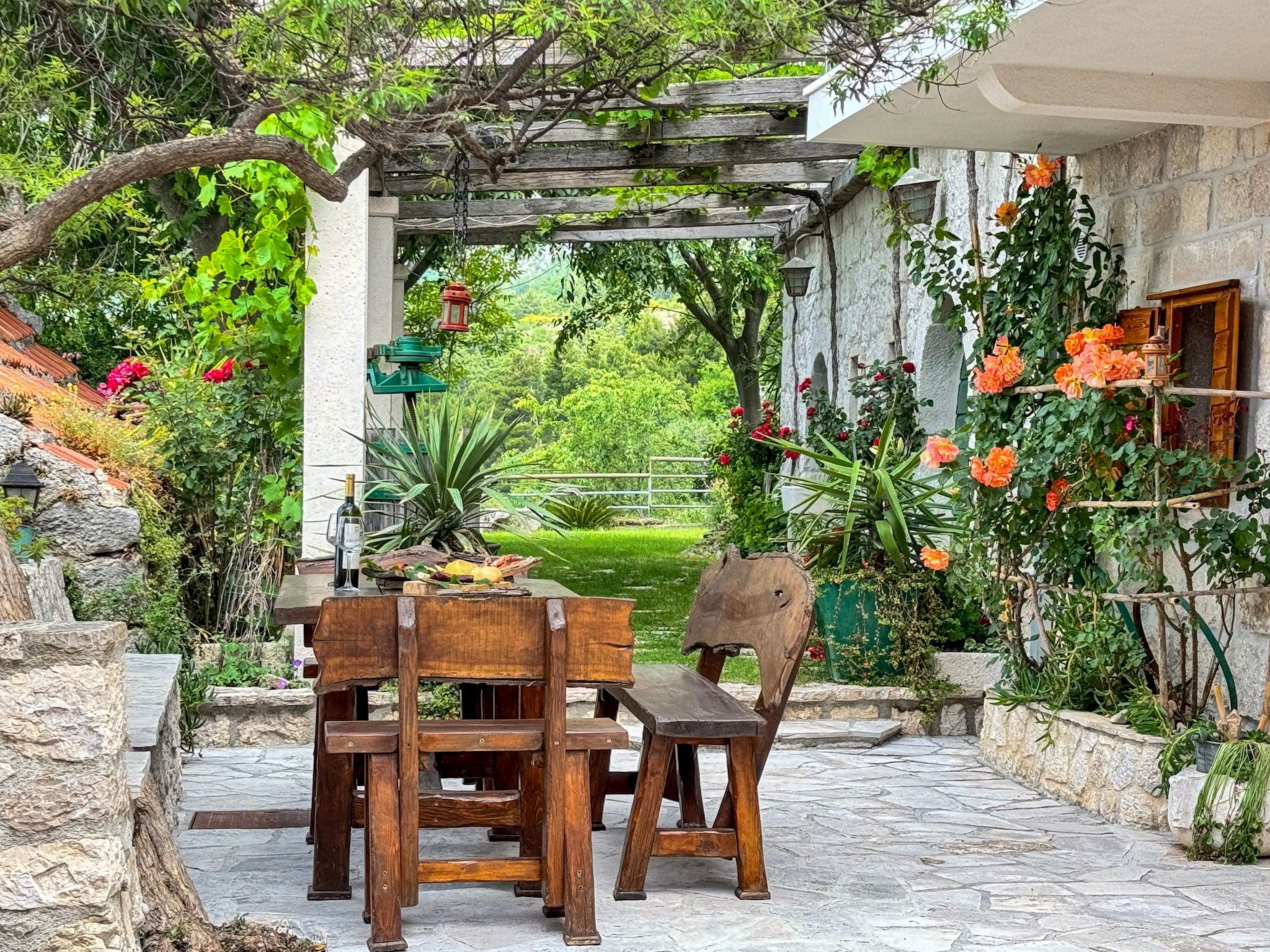 Charmantes Steinhaus mit Pool und Meerblick-Drinnen