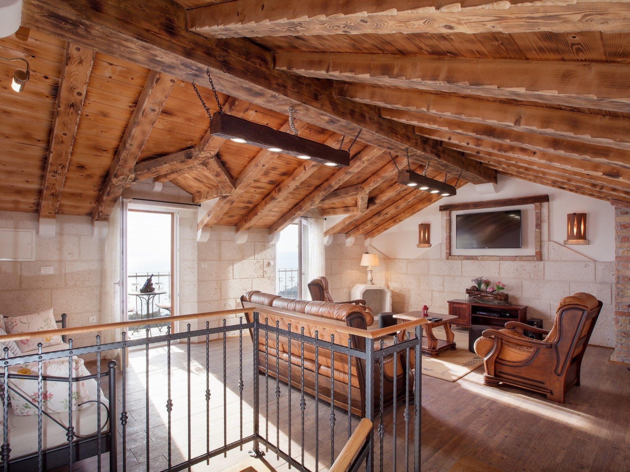 Charmantes Steinhaus mit Pool und Meerblick-Drinnen