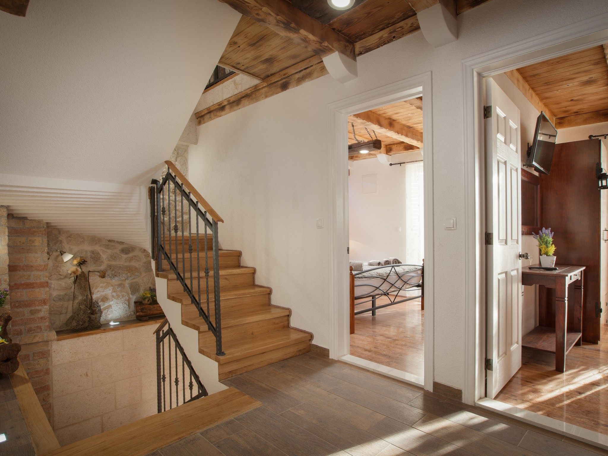 Charmantes Steinhaus mit Pool und Meerblick-Drinnen