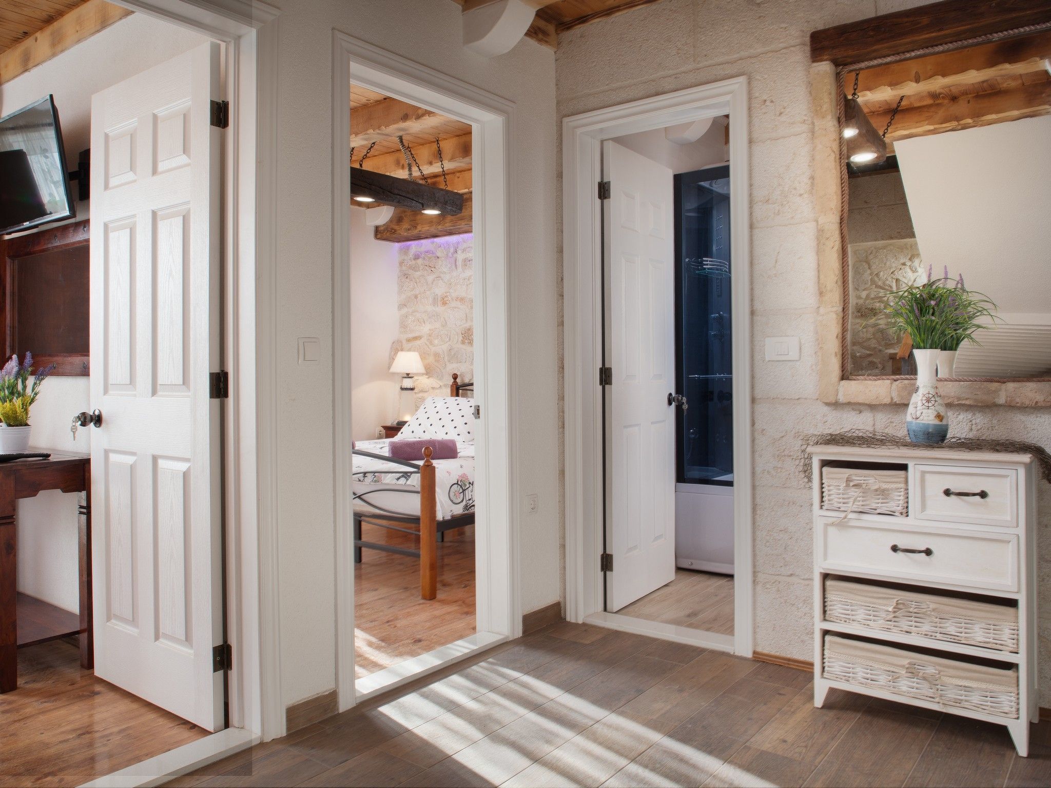 Charmantes Steinhaus mit Pool und Meerblick-Drinnen