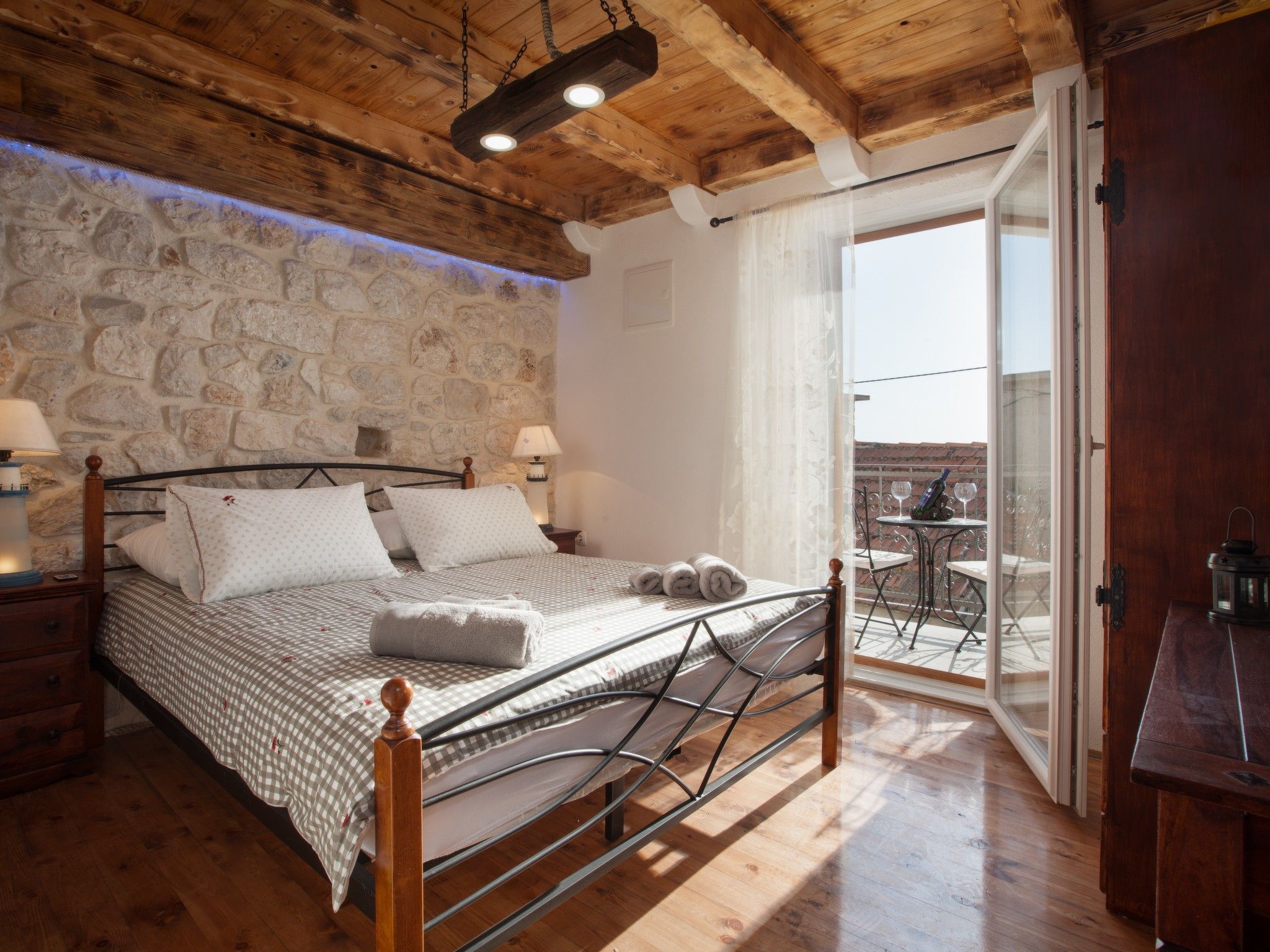 Charmantes Steinhaus mit Pool und Meerblick-Drinnen