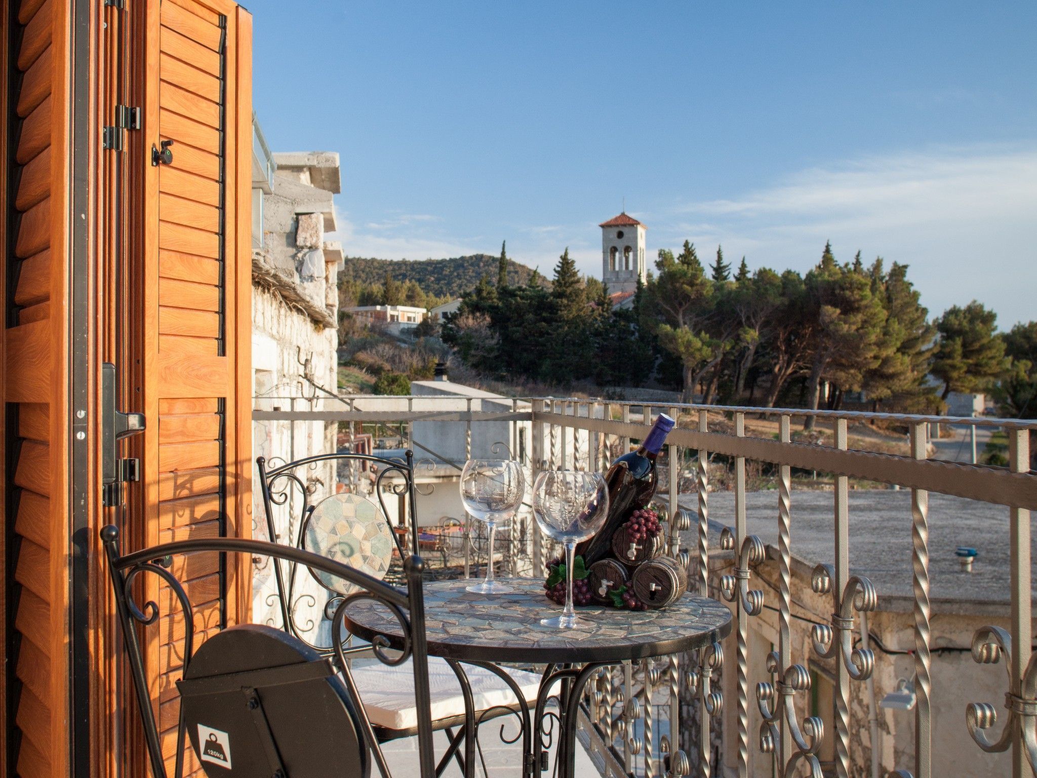 Charmantes Steinhaus mit Pool und Meerblick-Drinnen