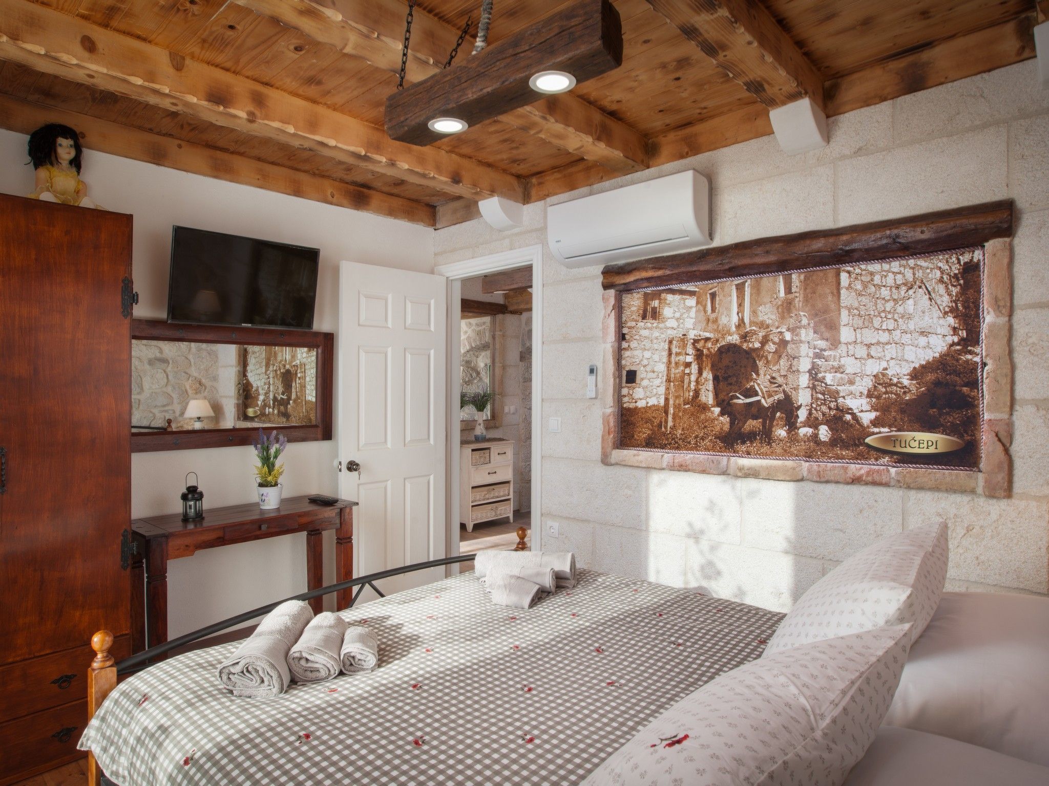 Charmantes Steinhaus mit Pool und Meerblick-Drinnen