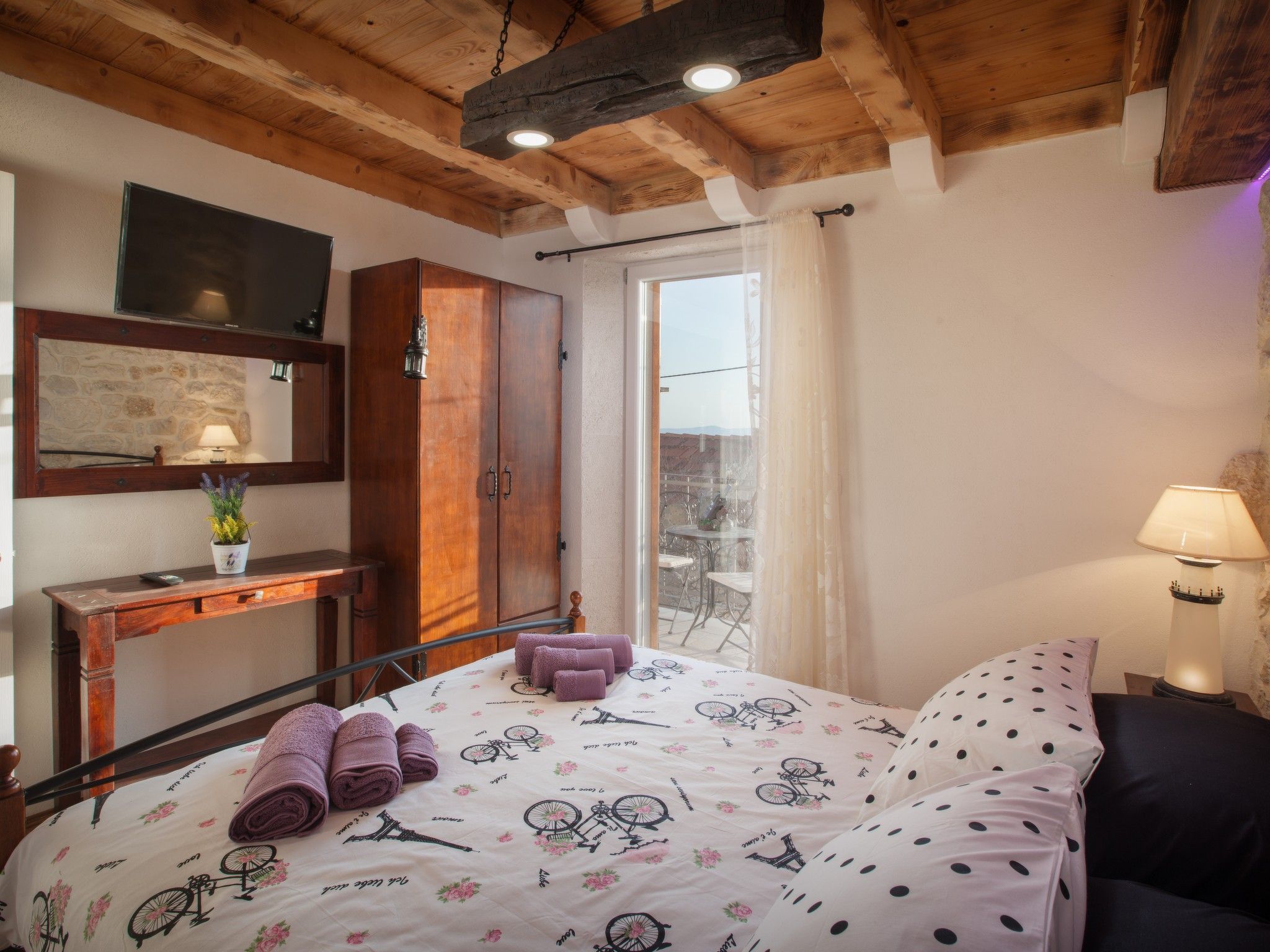 Charmantes Steinhaus mit Pool und Meerblick-Drinnen