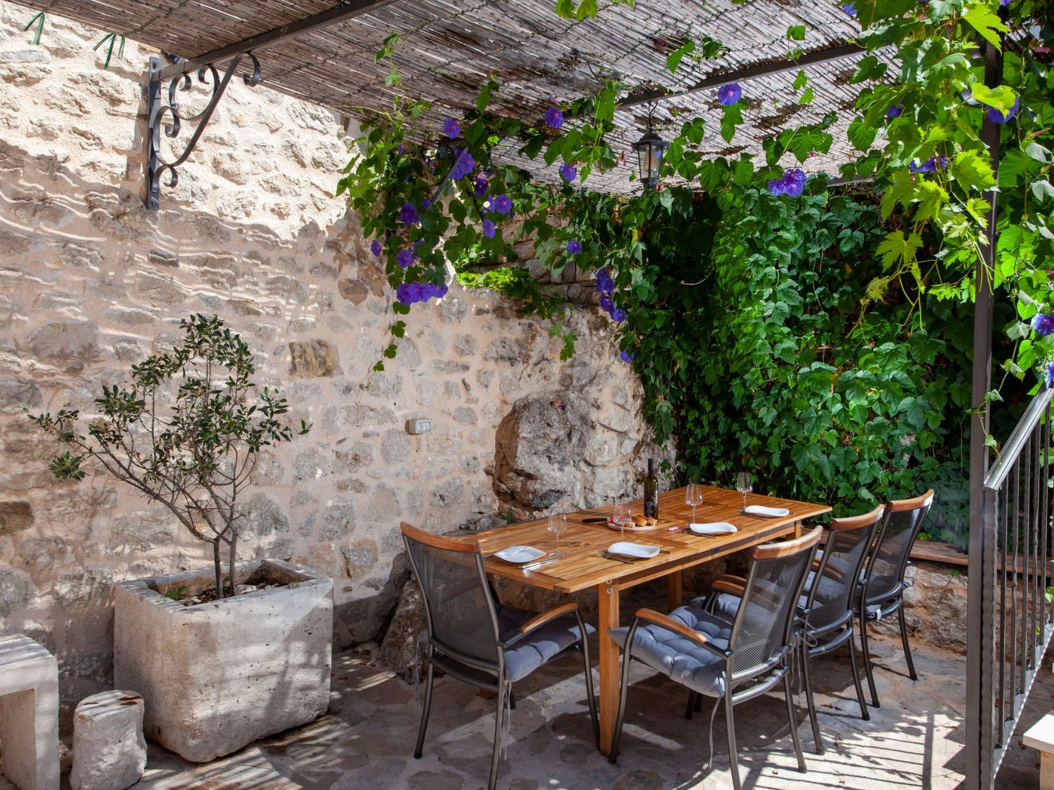 Wunderschöne Steinvilla mit tollem Ausblick-Binnen