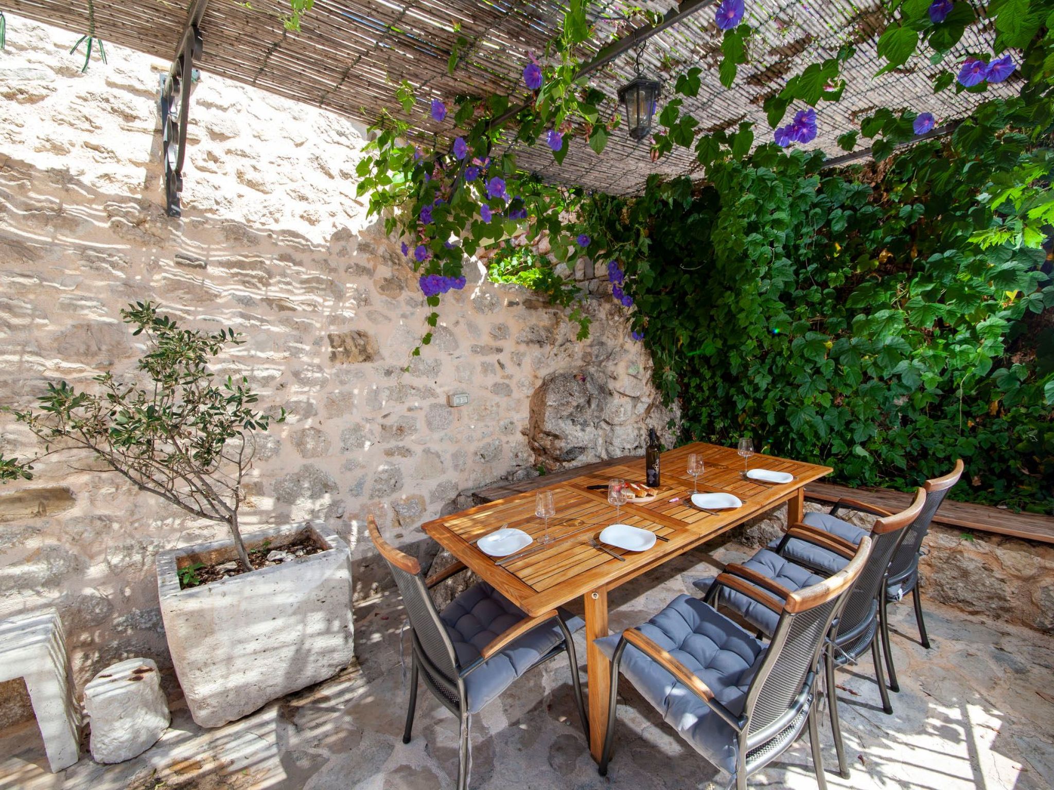 Wunderschöne Steinvilla mit tollem Ausblick-Binnen