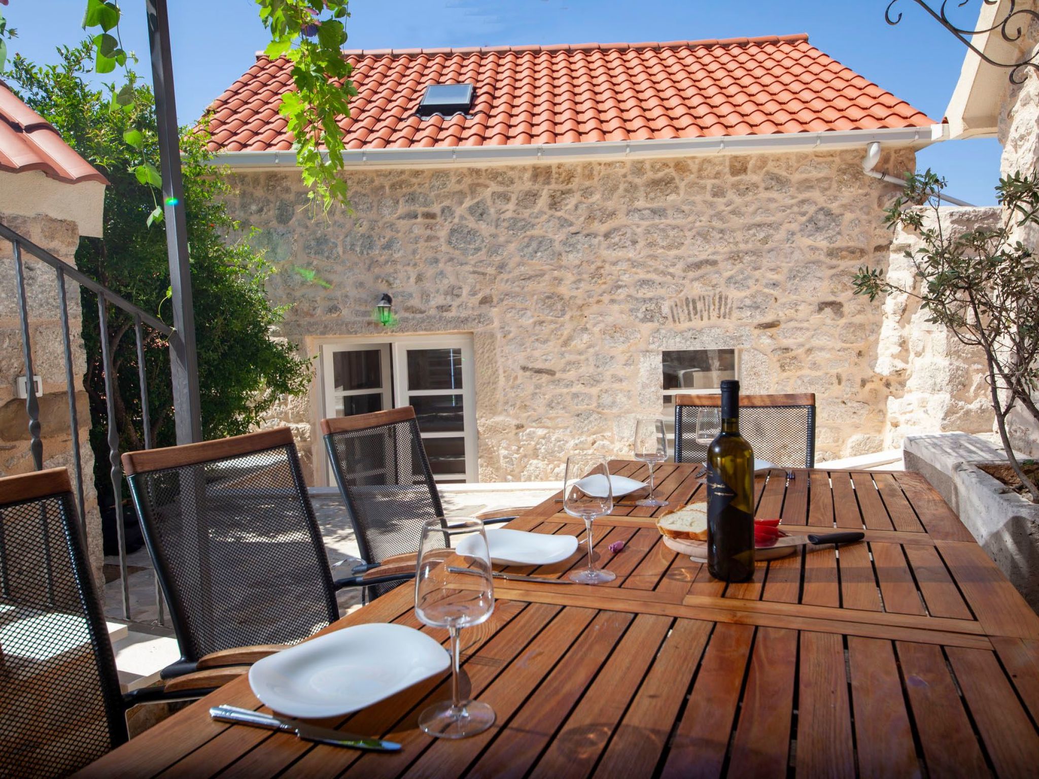 Wunderschöne Steinvilla mit tollem Ausblick-Binnen