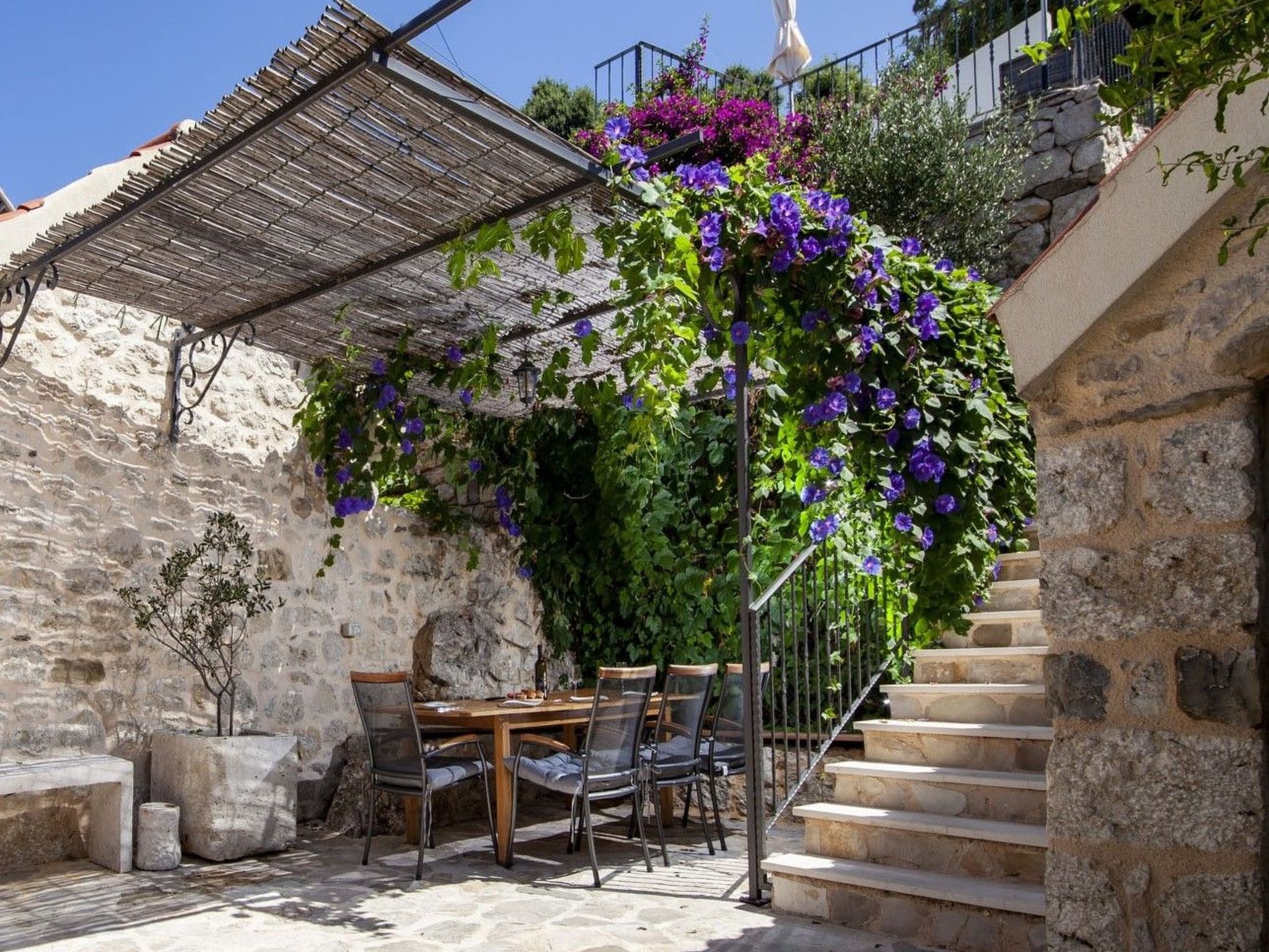 Wunderschöne Steinvilla mit tollem Ausblick-Binnen