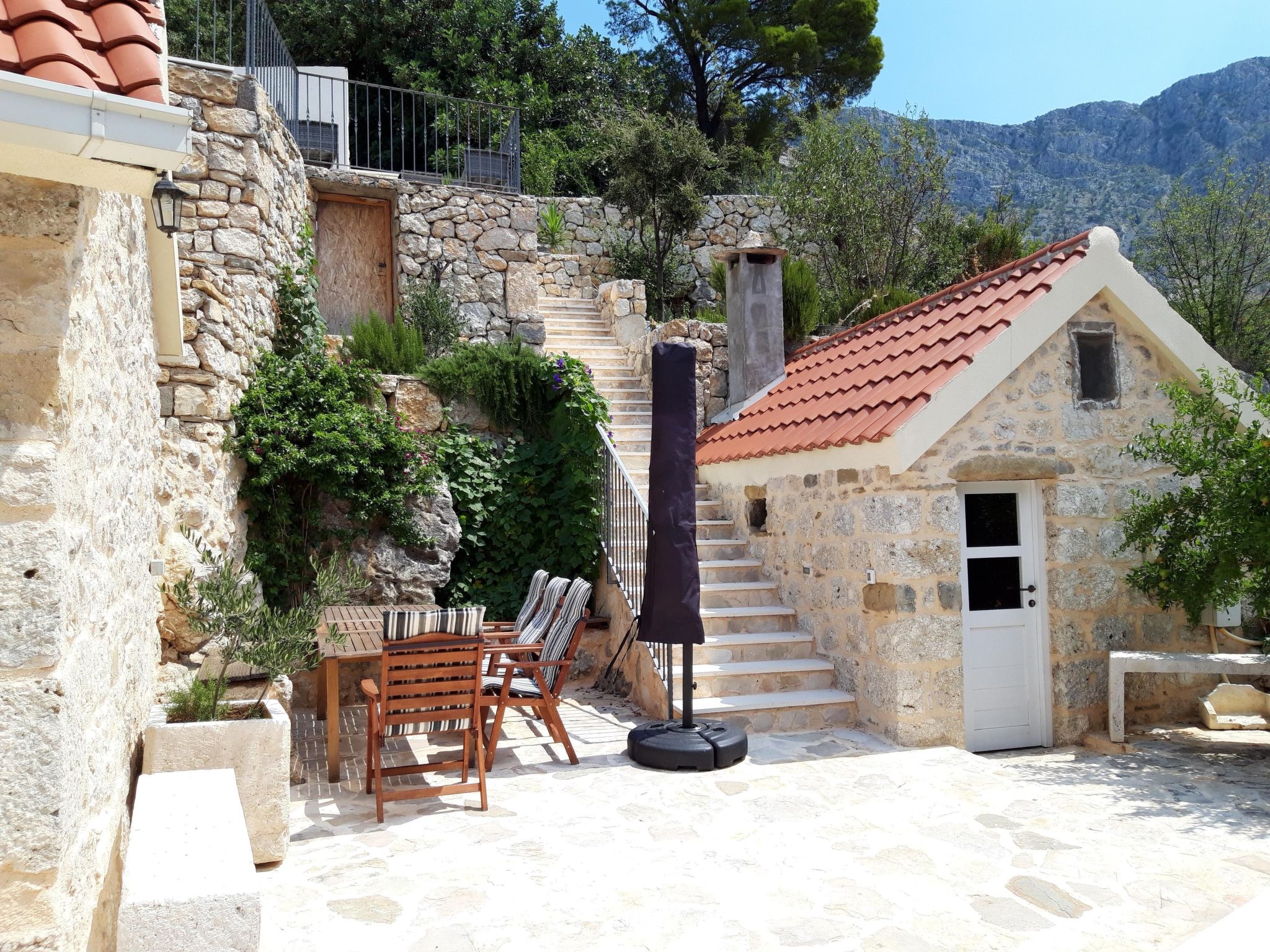 Wunderschöne Steinvilla mit tollem Ausblick-Binnen