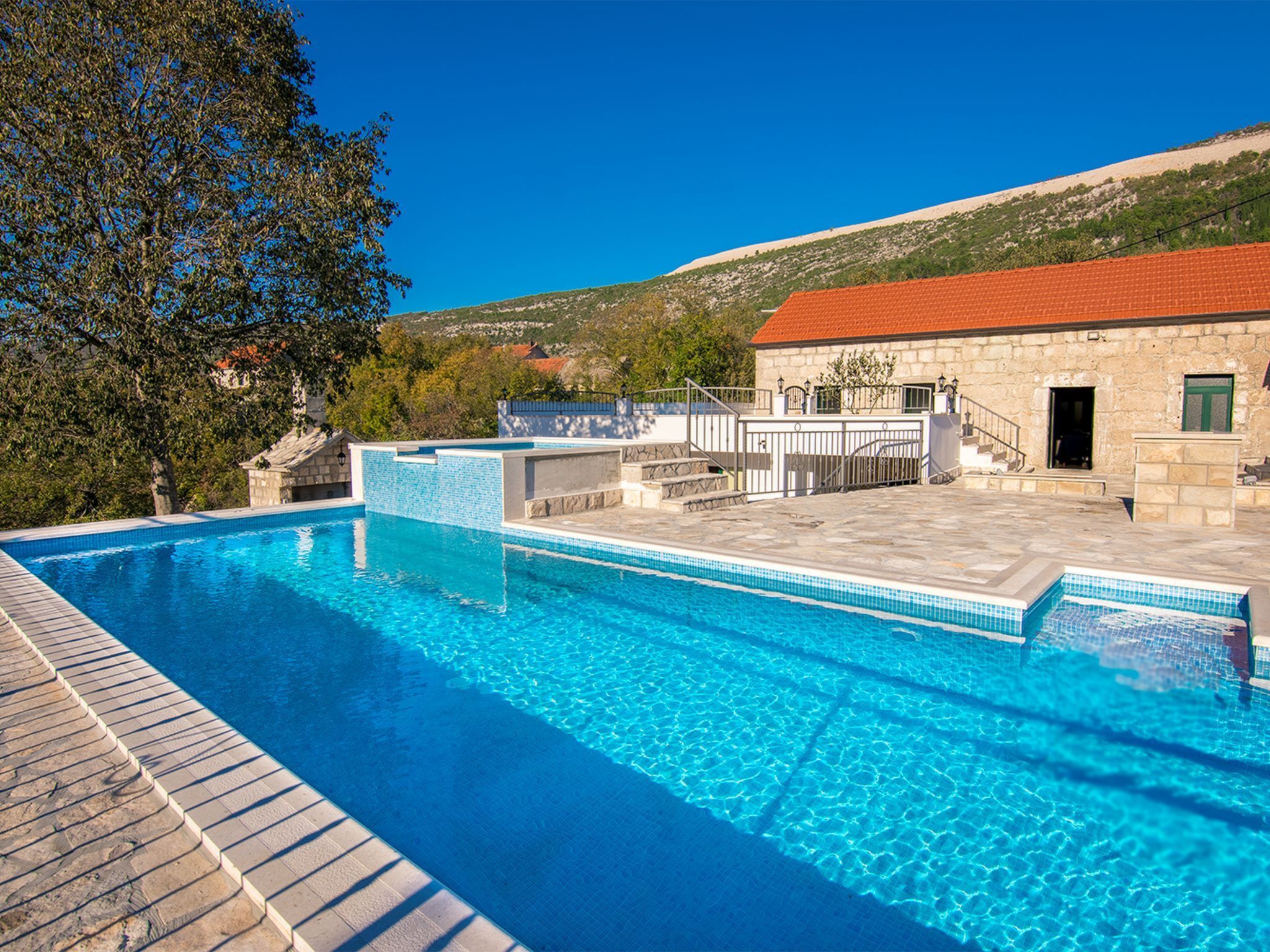 Stipanovi Dvori mit Bergblick-Dedans