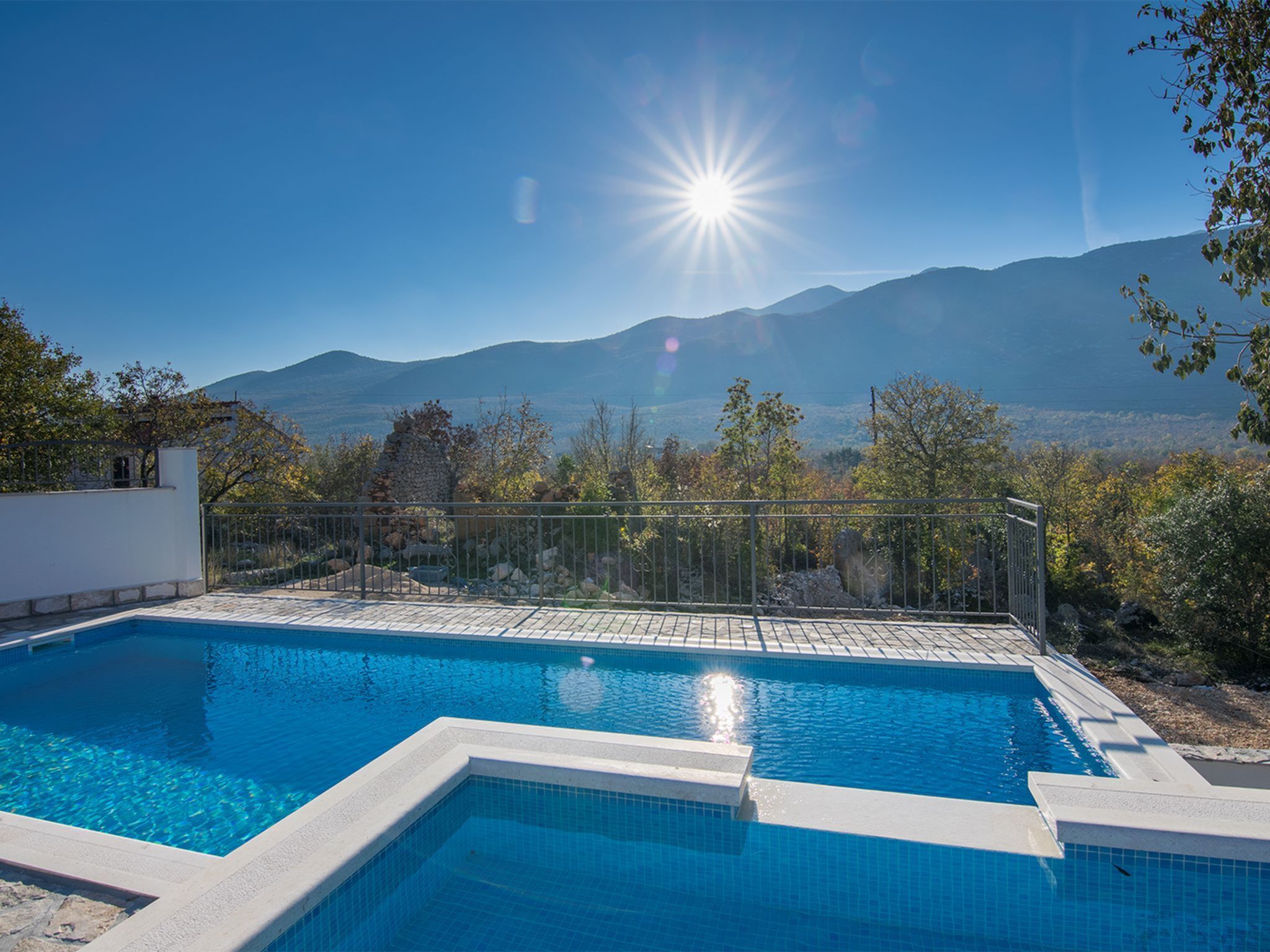 Stipanovi Dvori mit Bergblick-Dedans