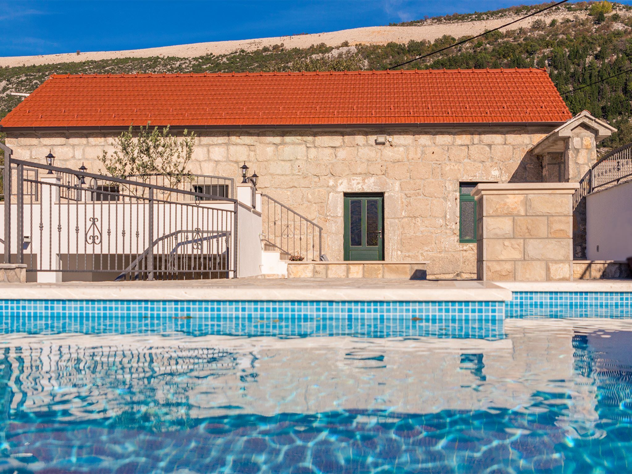 Stipanovi Dvori mit Bergblick-Dedans