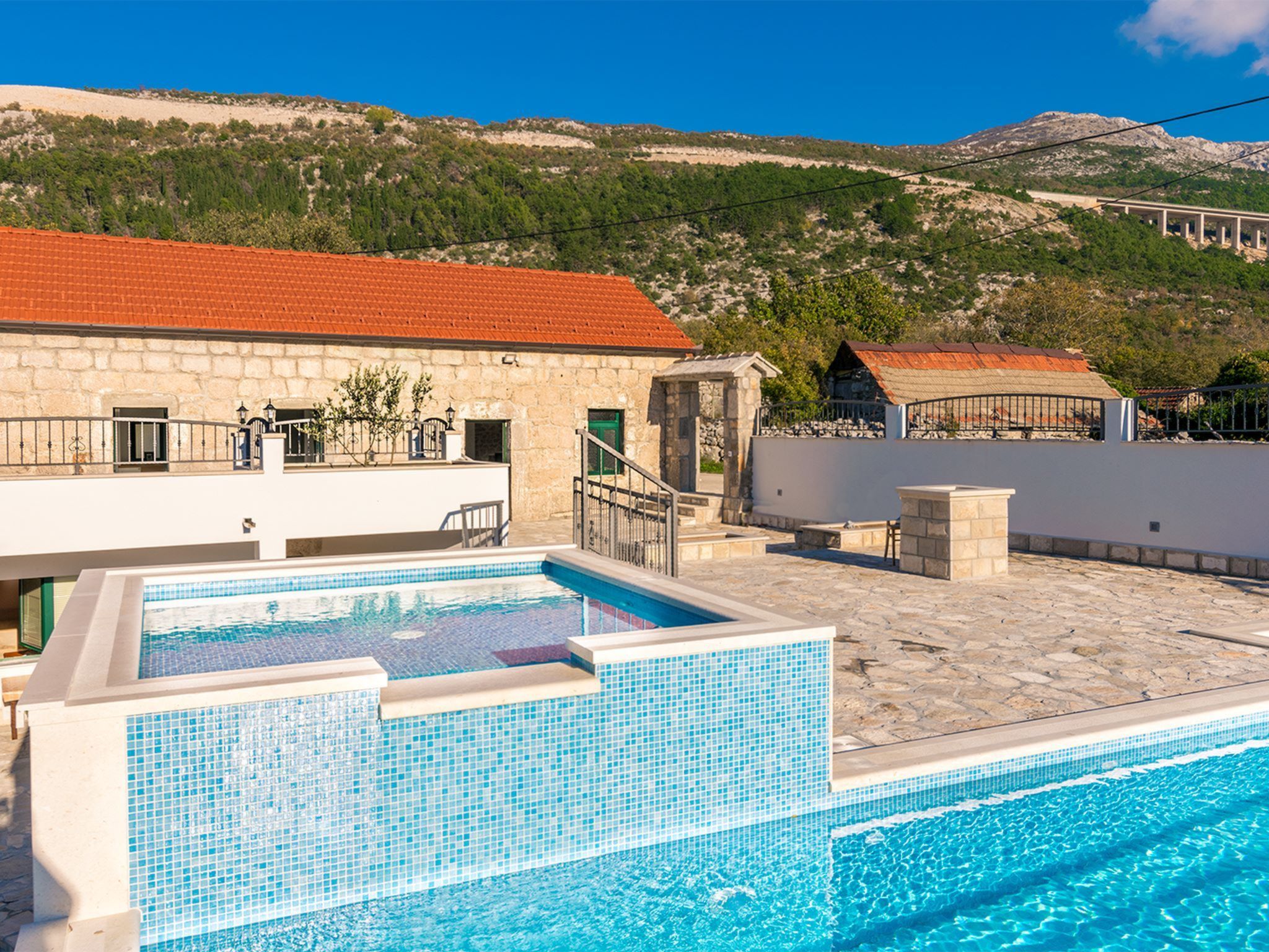 Stipanovi Dvori mit Bergblick-Dedans