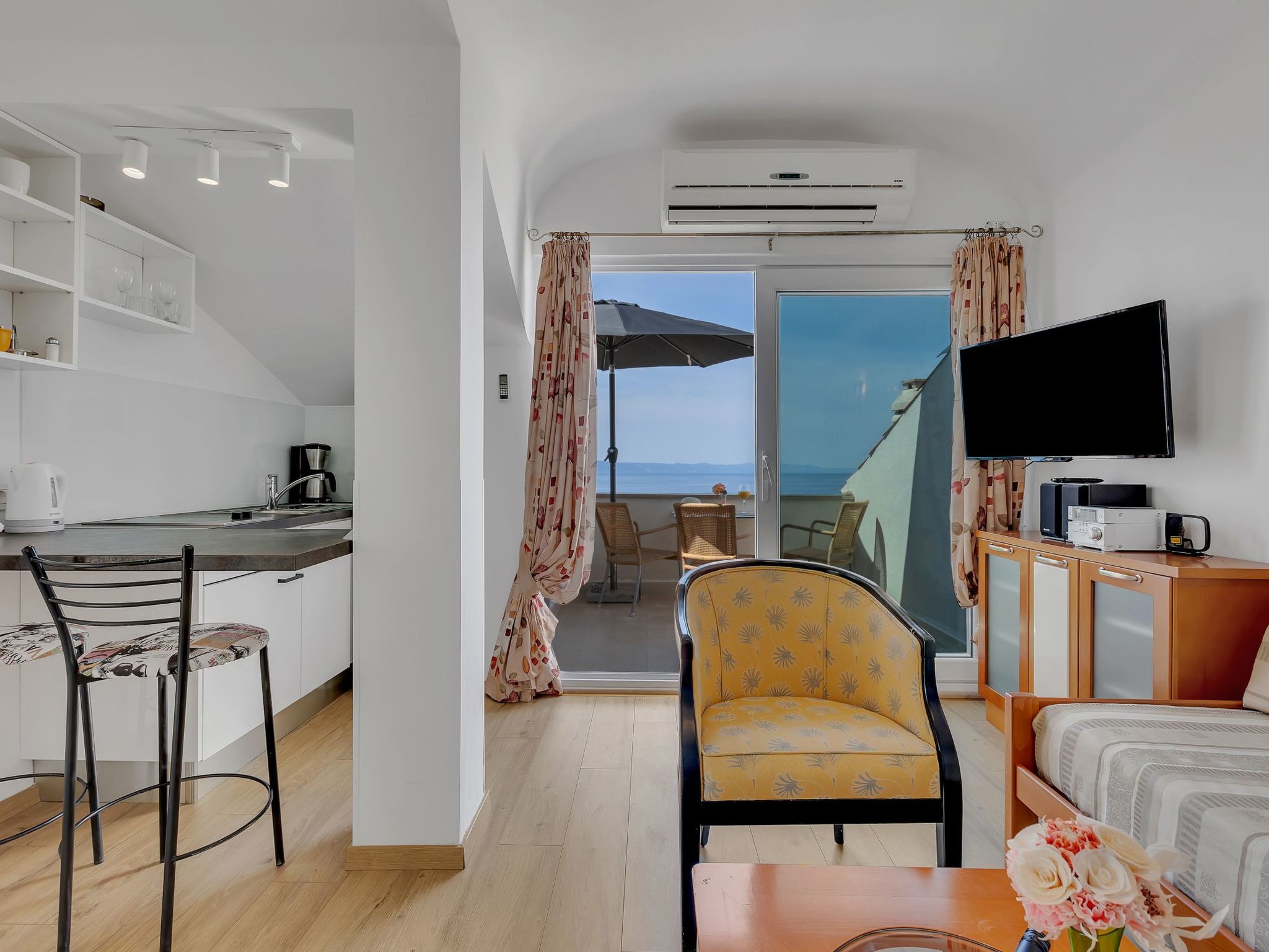 Villa Margitta mit Pool, Tennisplatz und Meerblick-Drinnen