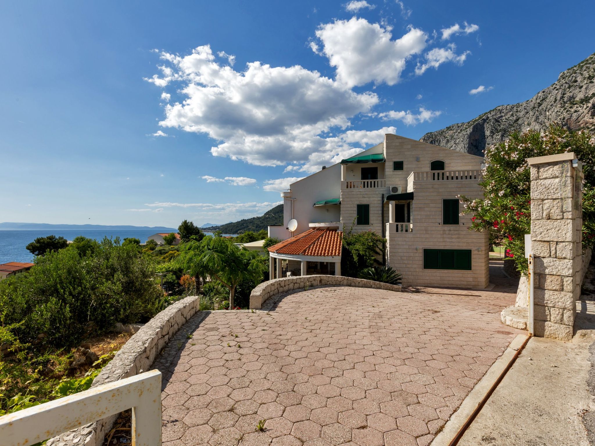 Villa Margitta mit Pool, Tennisplatz und Meerblick-Drinnen