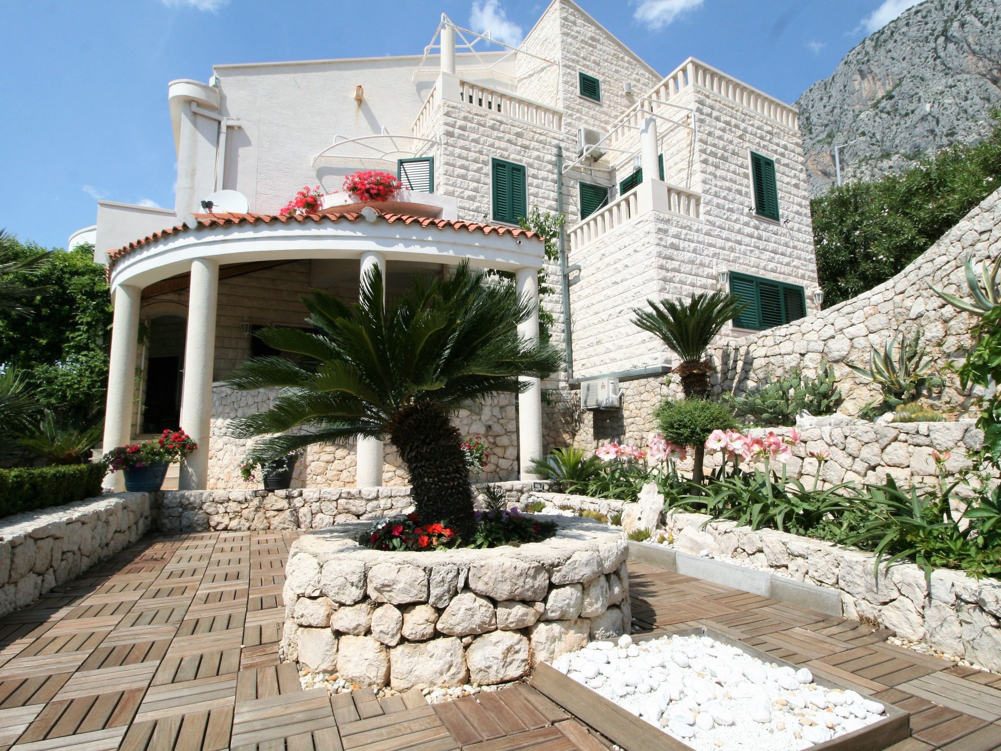 Villa Margitta mit Pool, Tennisplatz und Meerblick