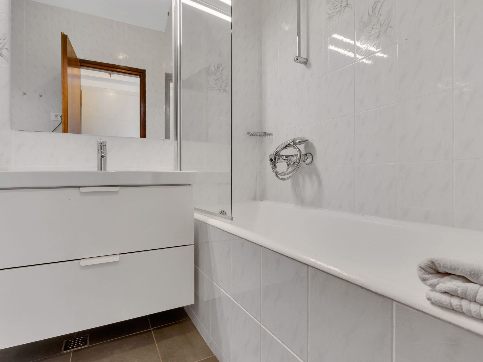 Wohnung in Drašnice mit Schönem Garten-Dedans