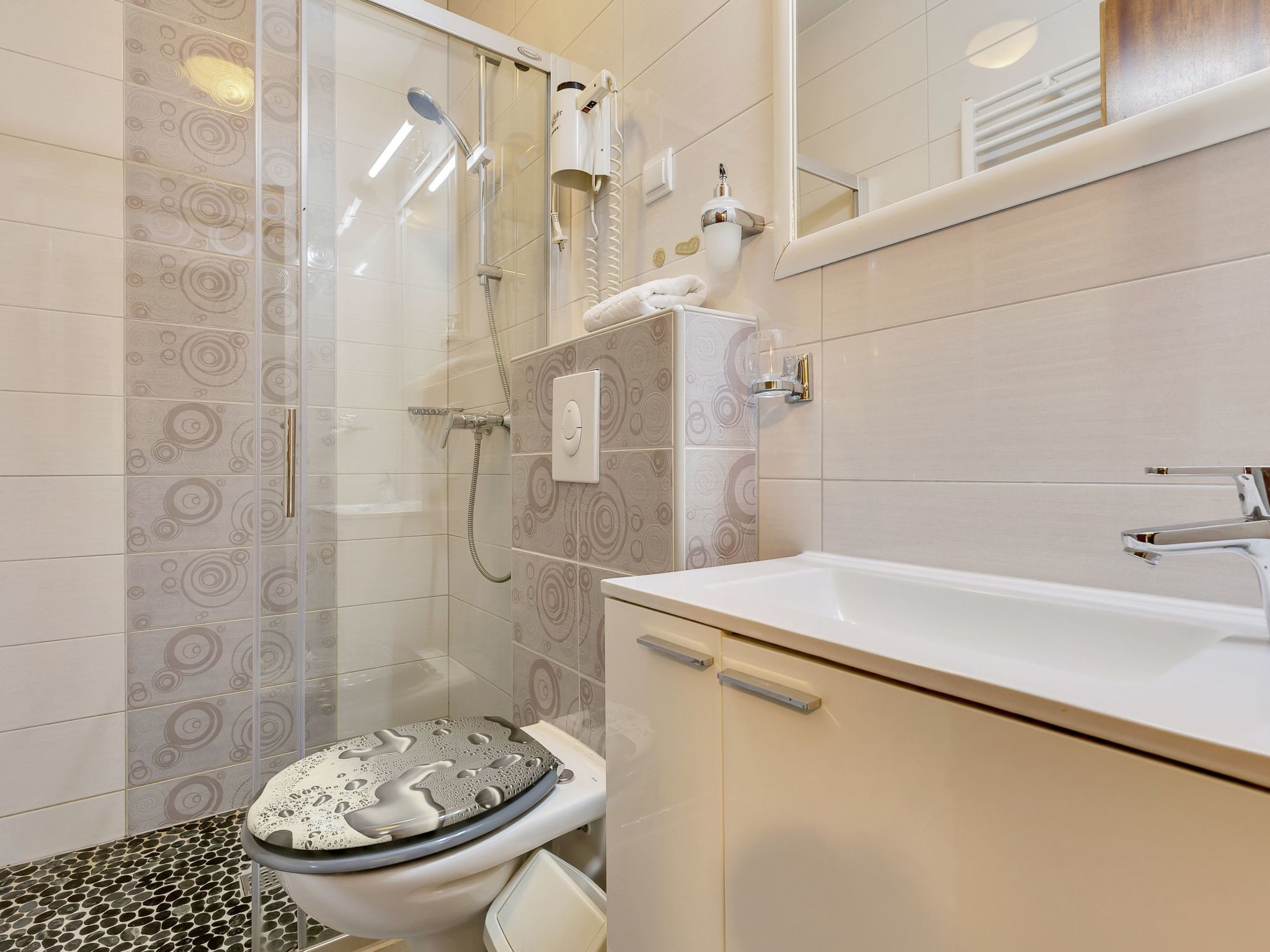 Wohnung in Drašnice mit Schönem Garten-Dedans