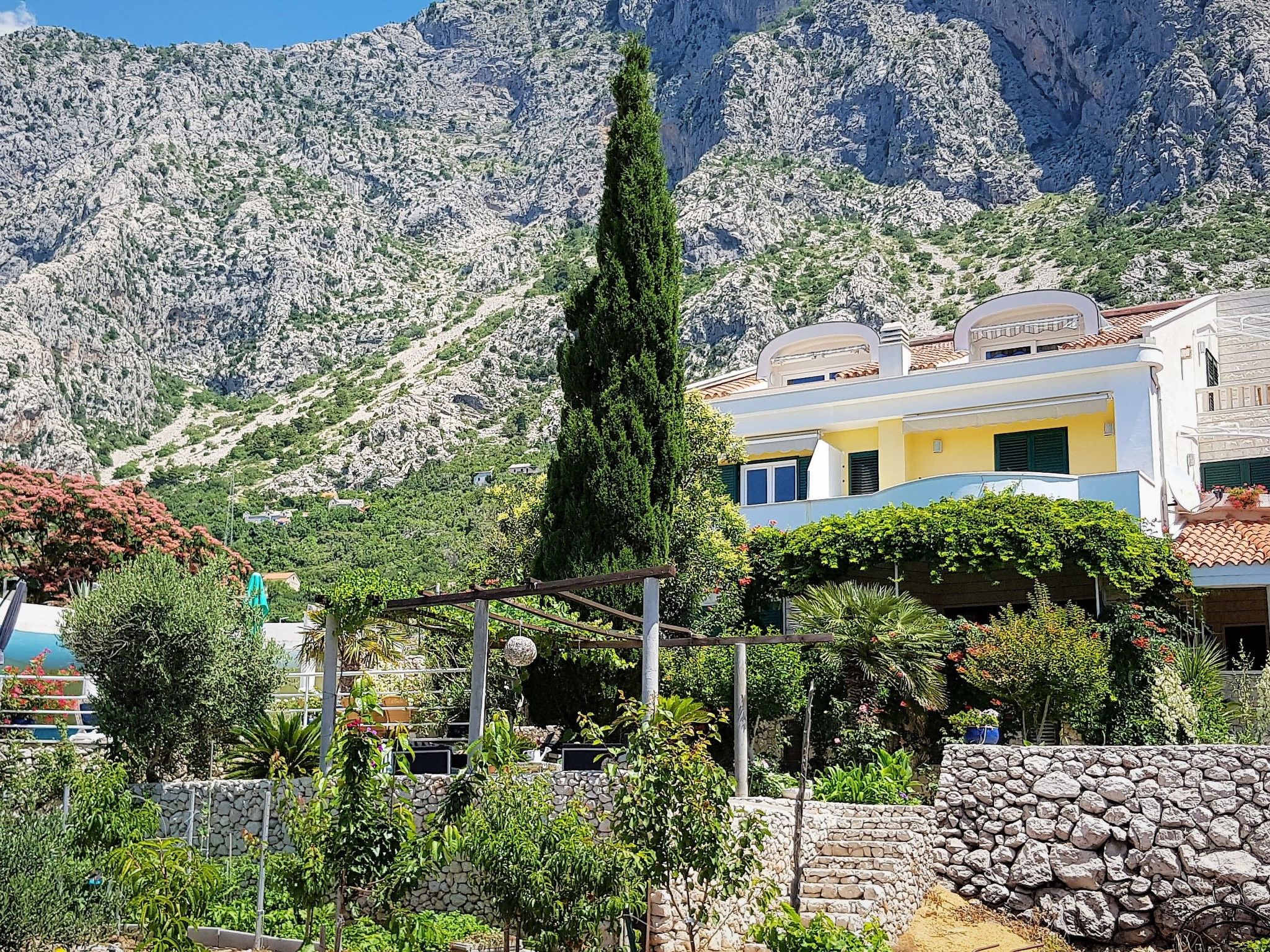 Wohnung in Drašnice mit Schönem Garten-Dedans