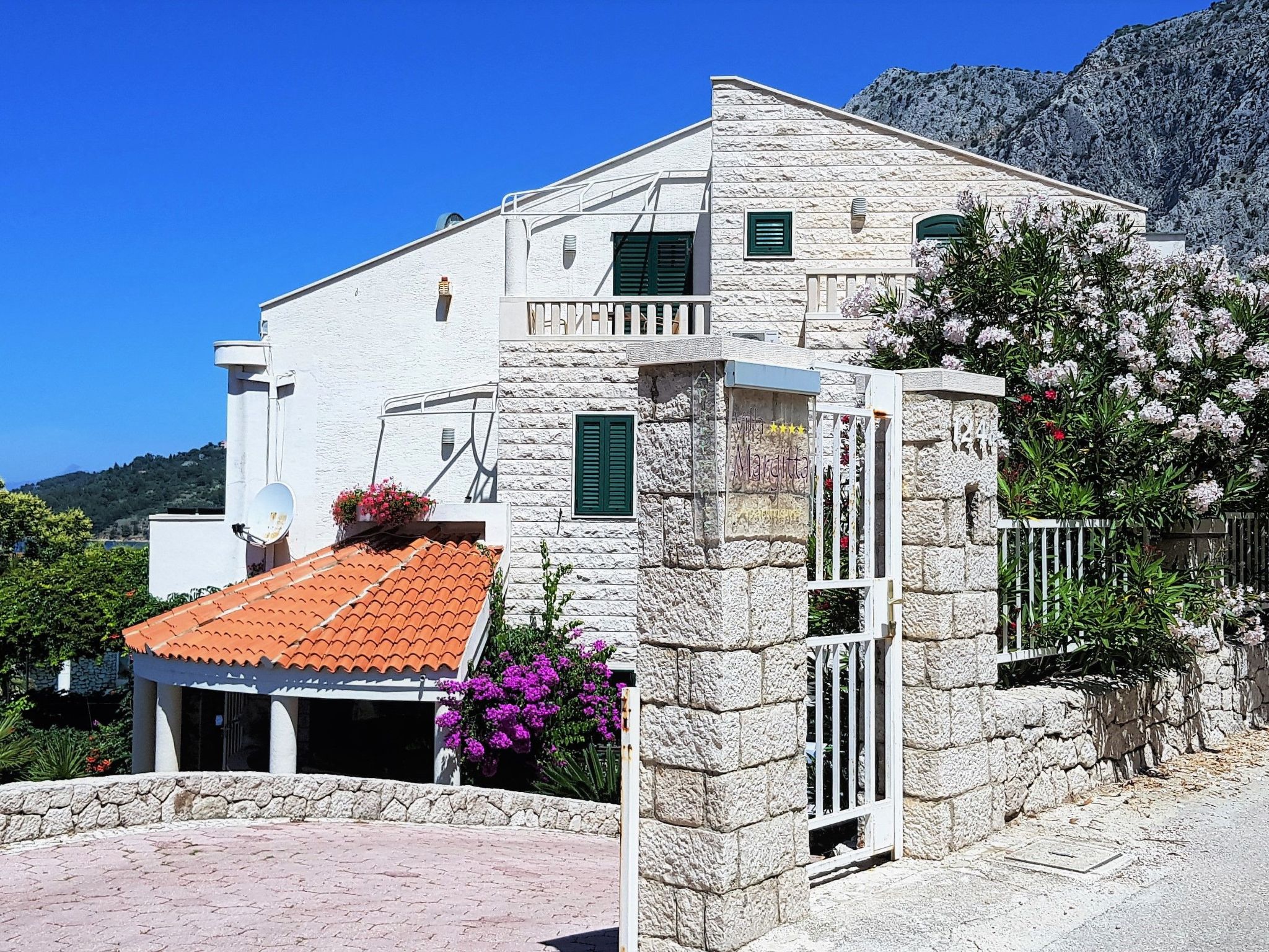 Wohnung in Drašnice mit Schönem Garten-Dedans