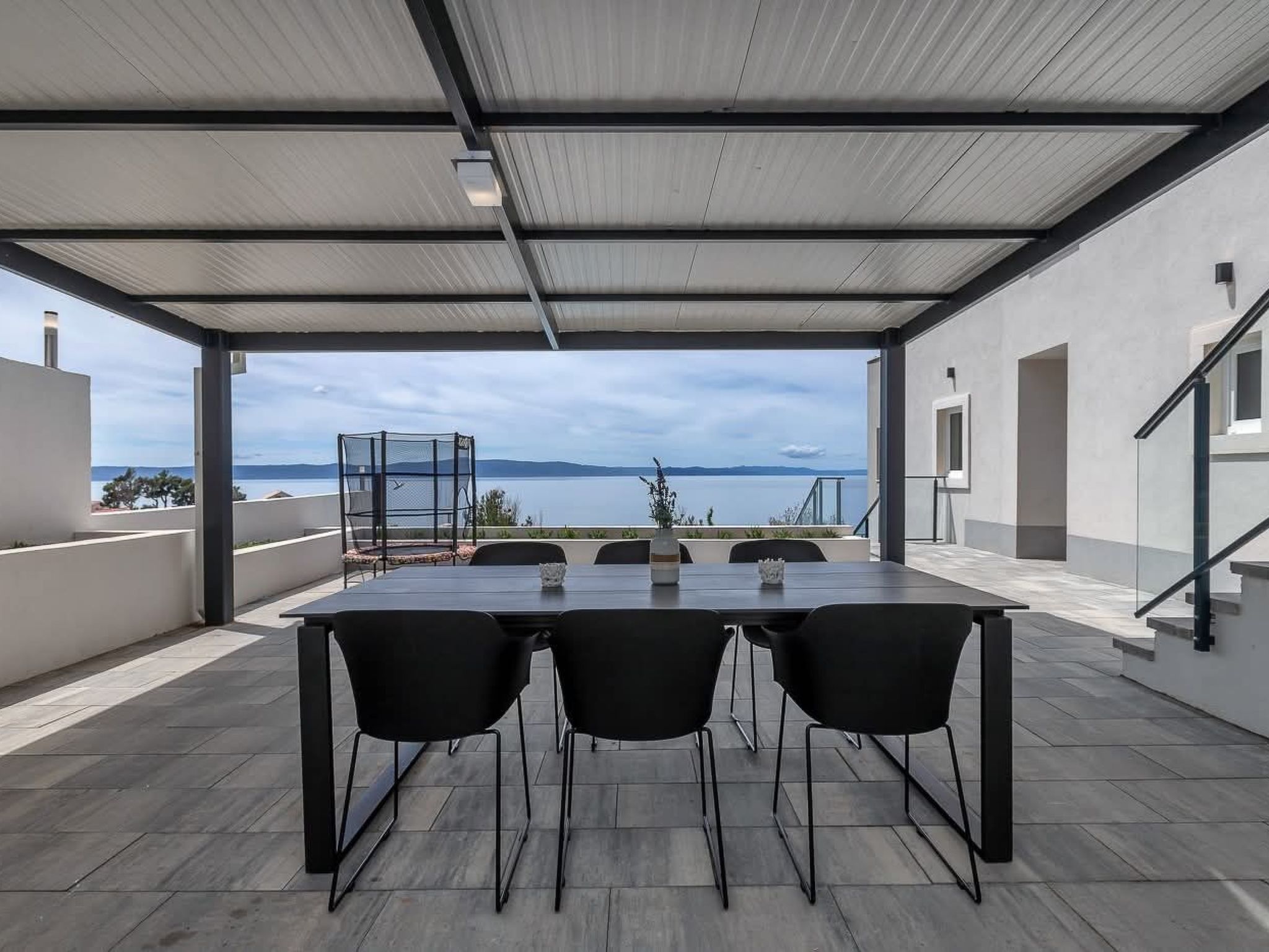 „Villa No Stress“ mit Infinity-Pool-Binnen