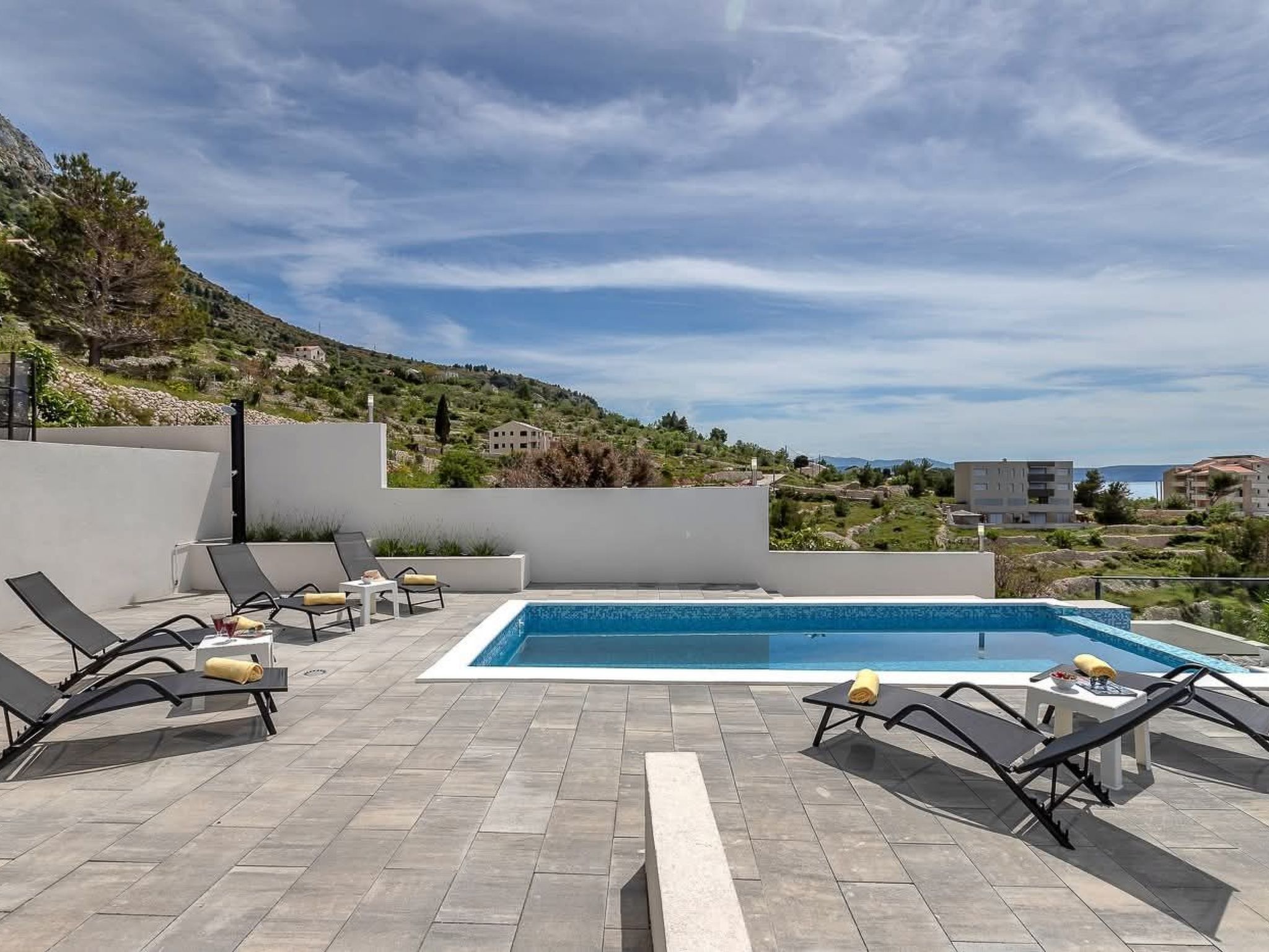 „Villa No Stress“ mit Infinity-Pool-Binnen