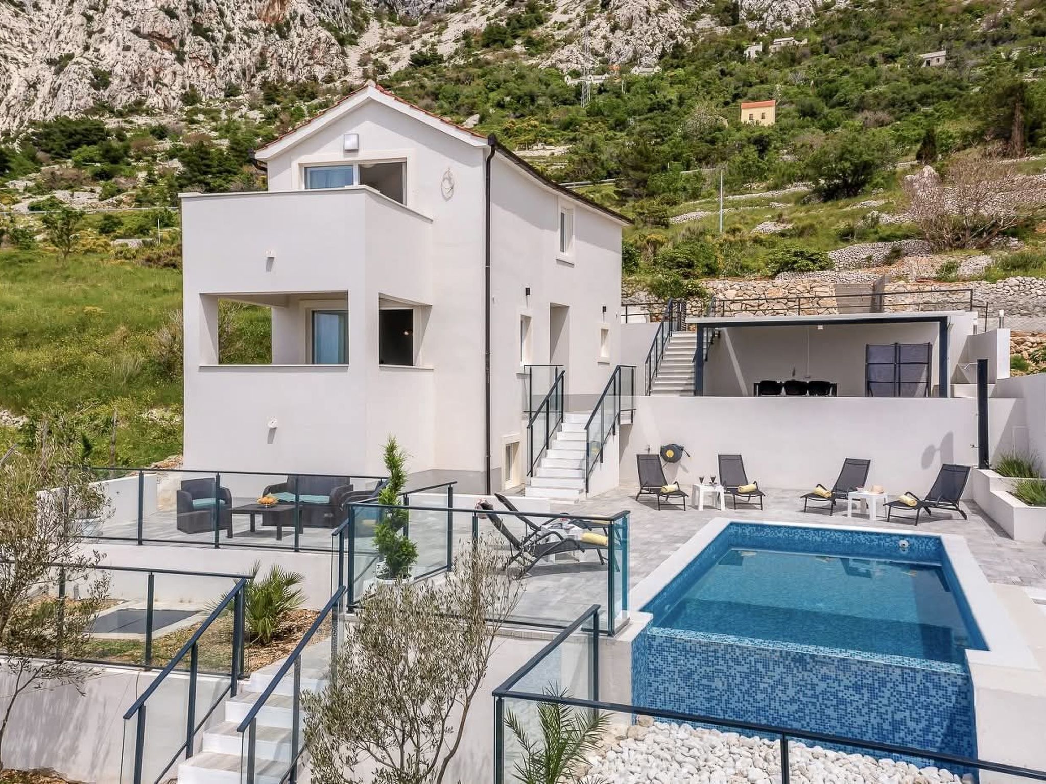 „Villa No Stress“ mit Infinity-Pool-Binnen