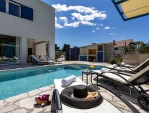 Modernes Ferienhaus in Zaostrog mit Beheiztem Pool