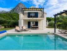 Alleinstehendes Ferienhaus mit Pool und drei Sch