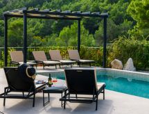 Alleinstehendes Ferienhaus mit Pool und drei Sch