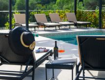 Alleinstehendes Ferienhaus mit Pool und drei Sch