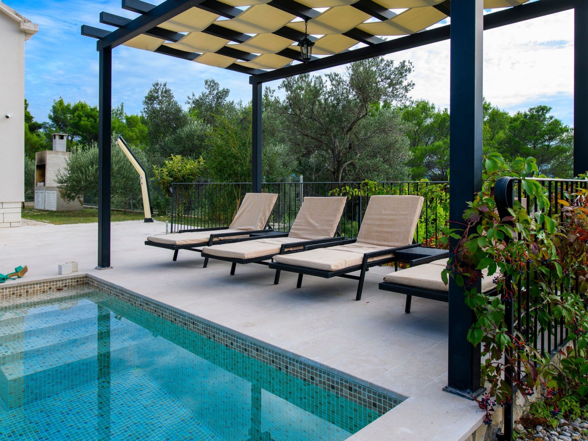 Alleinstehendes Ferienhaus mit Pool und drei Schlafzimmer-Drinnen