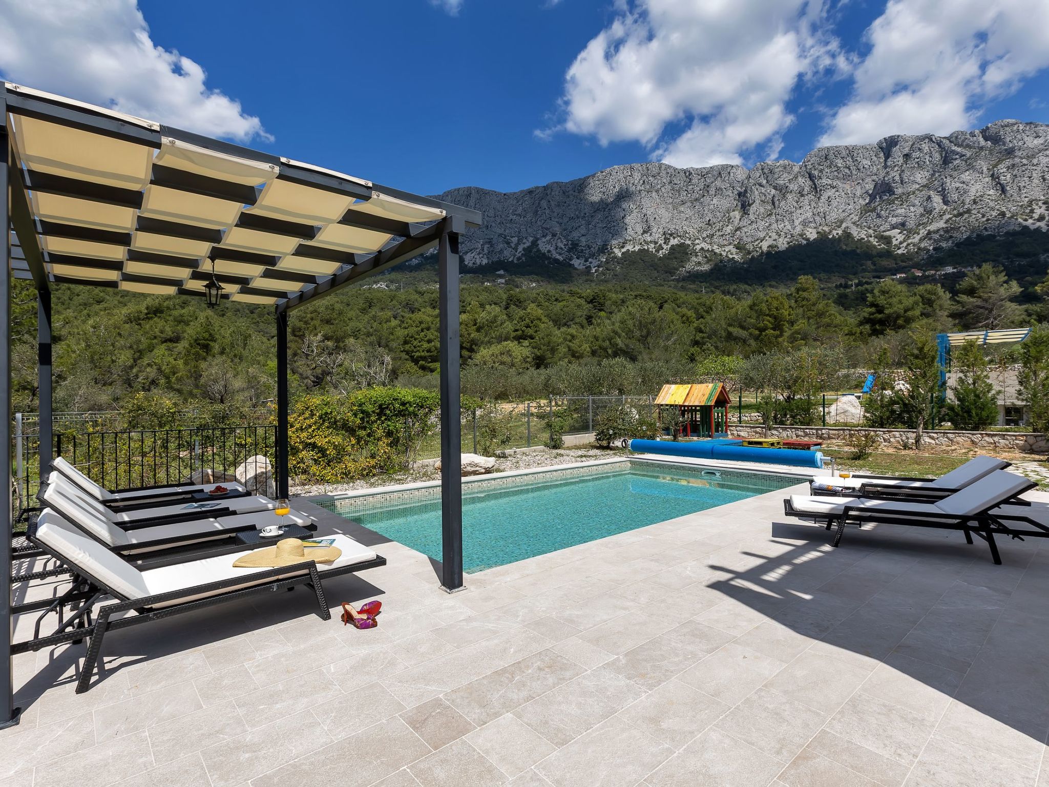 Alleinstehendes Ferienhaus mit Pool und drei Schlafzimmer-Drinnen