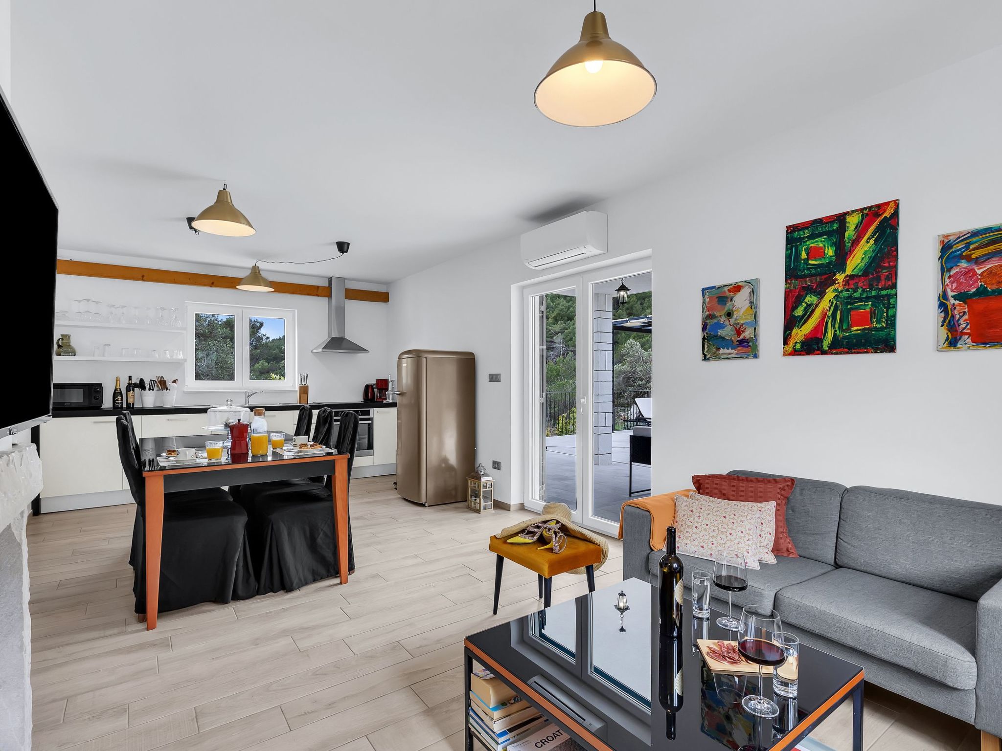 Alleinstehendes Ferienhaus mit Pool und drei Schlafzimmer-Drinnen