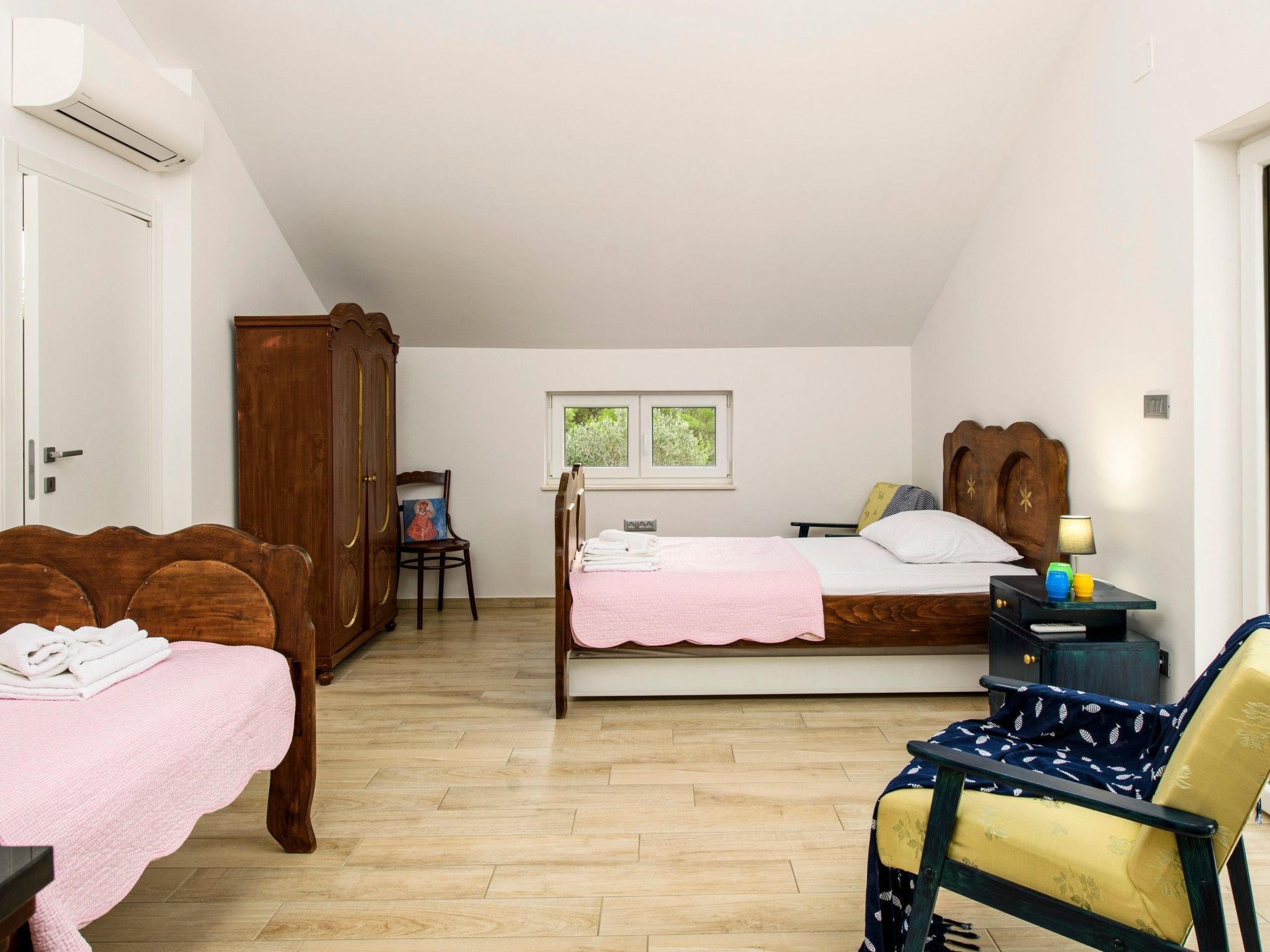 Alleinstehendes Ferienhaus mit Pool und drei Schlafzimmer-Drinnen