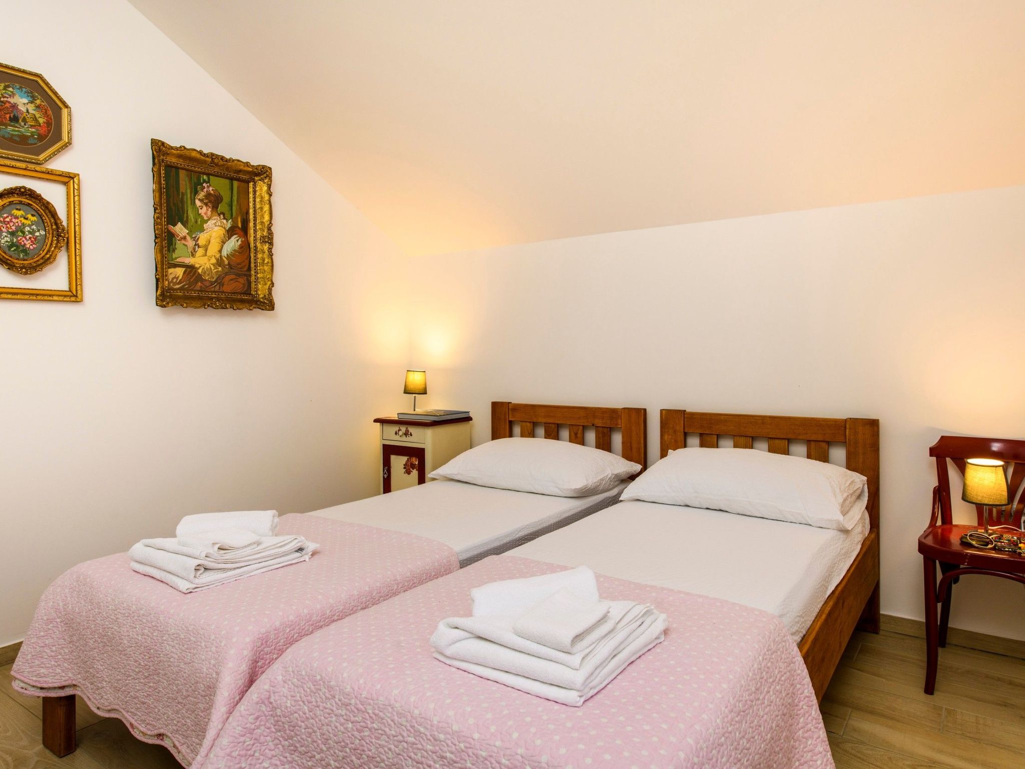 Alleinstehendes Ferienhaus mit Pool und drei Schlafzimmer-Drinnen