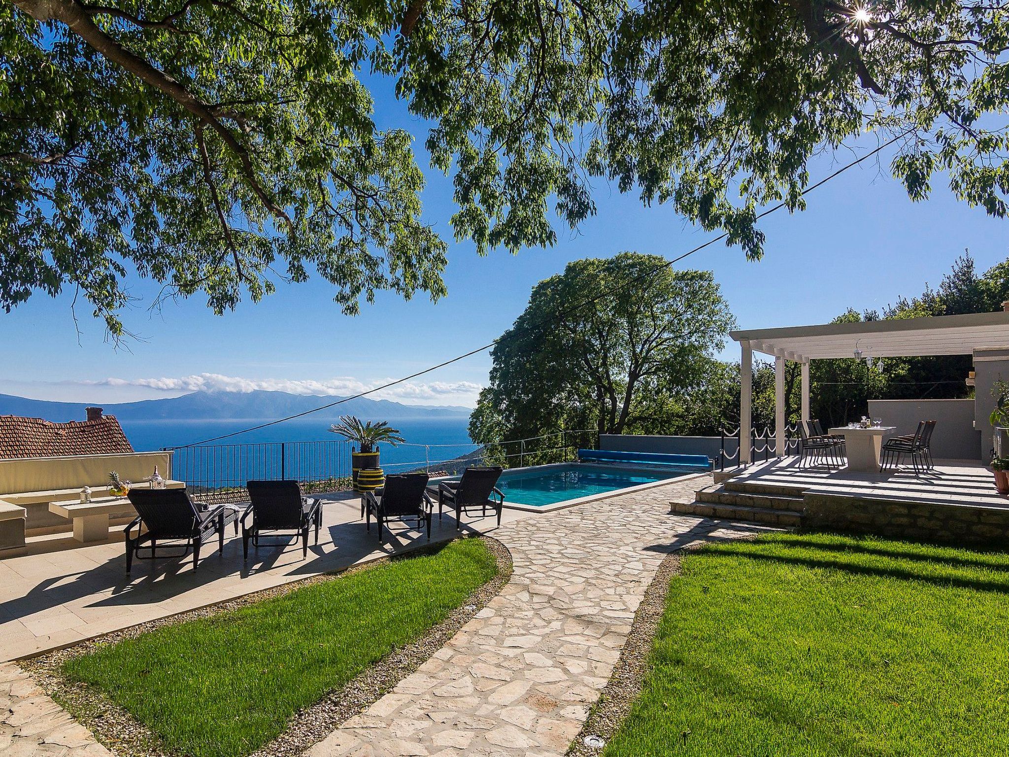 Schönes Steinhaus mit beheiztem Pool, Terrasse mit Meerblicl in ruhige Lage