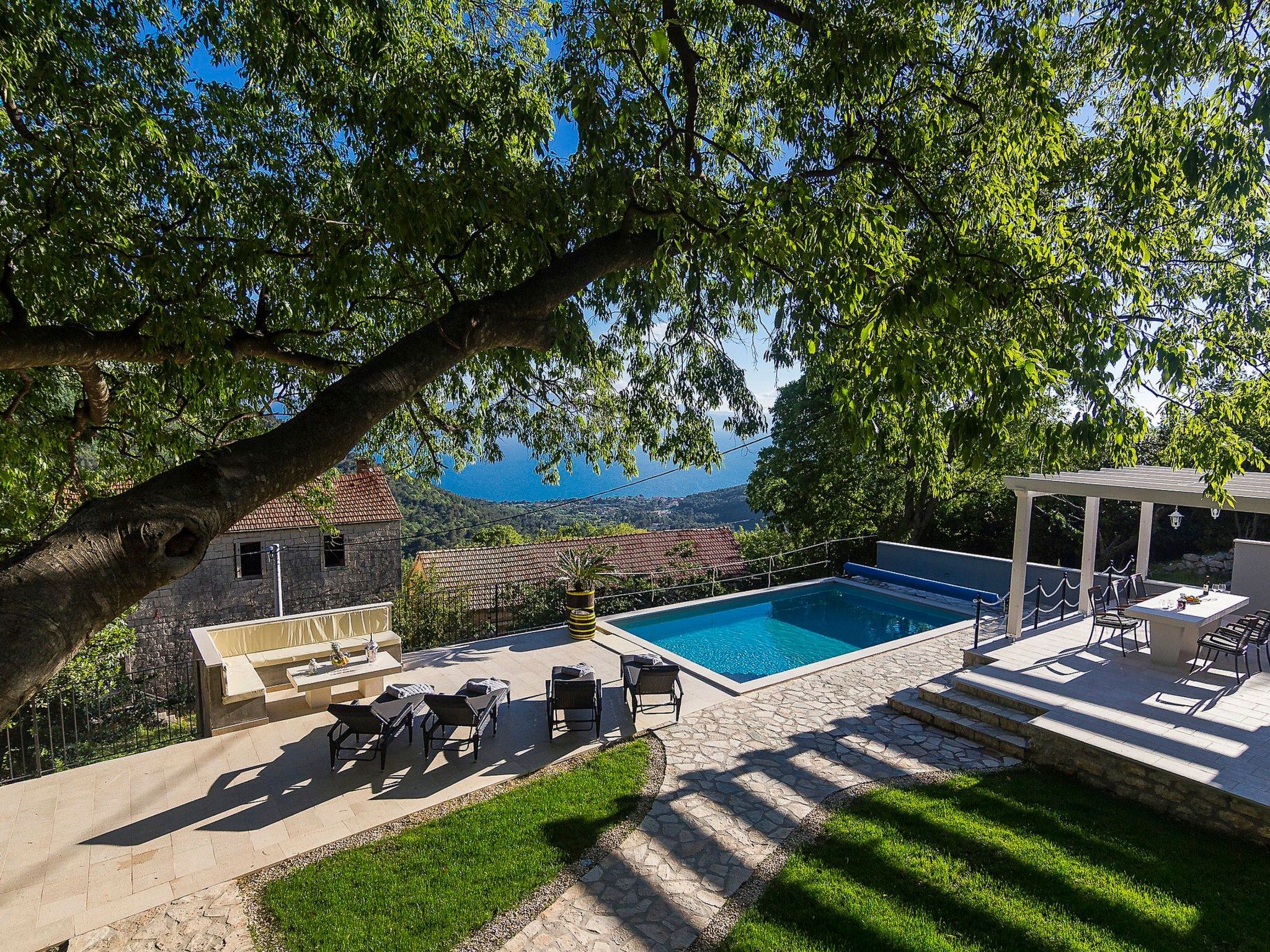 Schönes Steinhaus mit beheiztem Pool, Terrasse mit Meerblicl in ruhige Lage-Drinnen