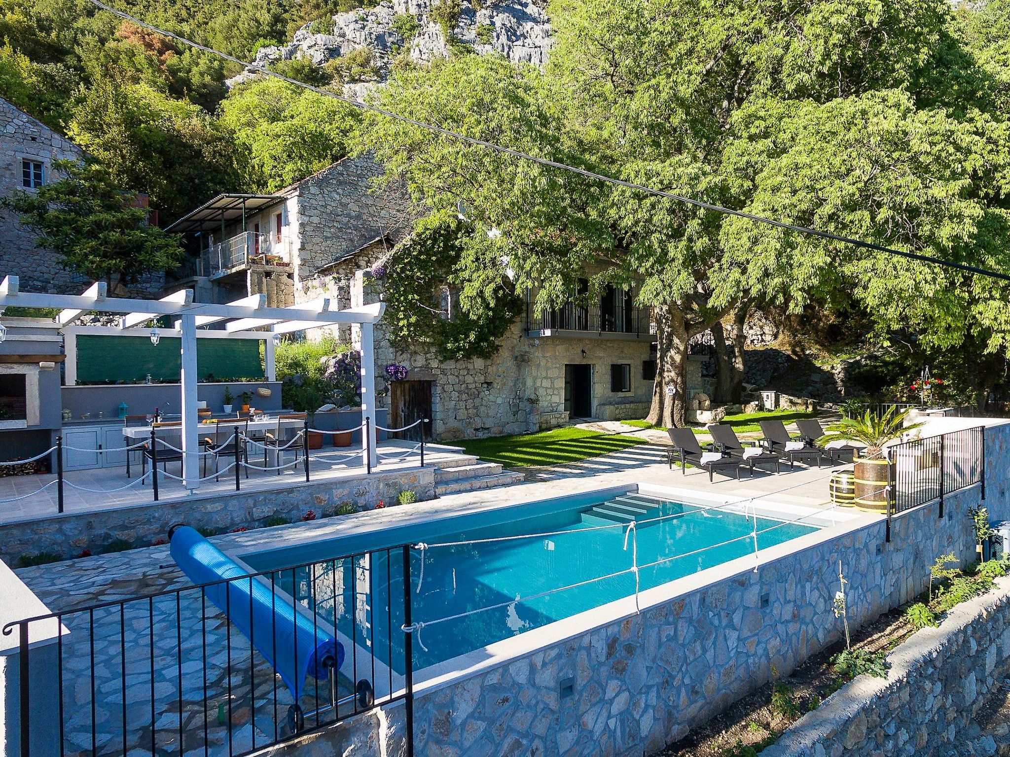 Schönes Steinhaus mit beheiztem Pool, Terrasse mit Meerblicl in ruhige Lage-Drinnen