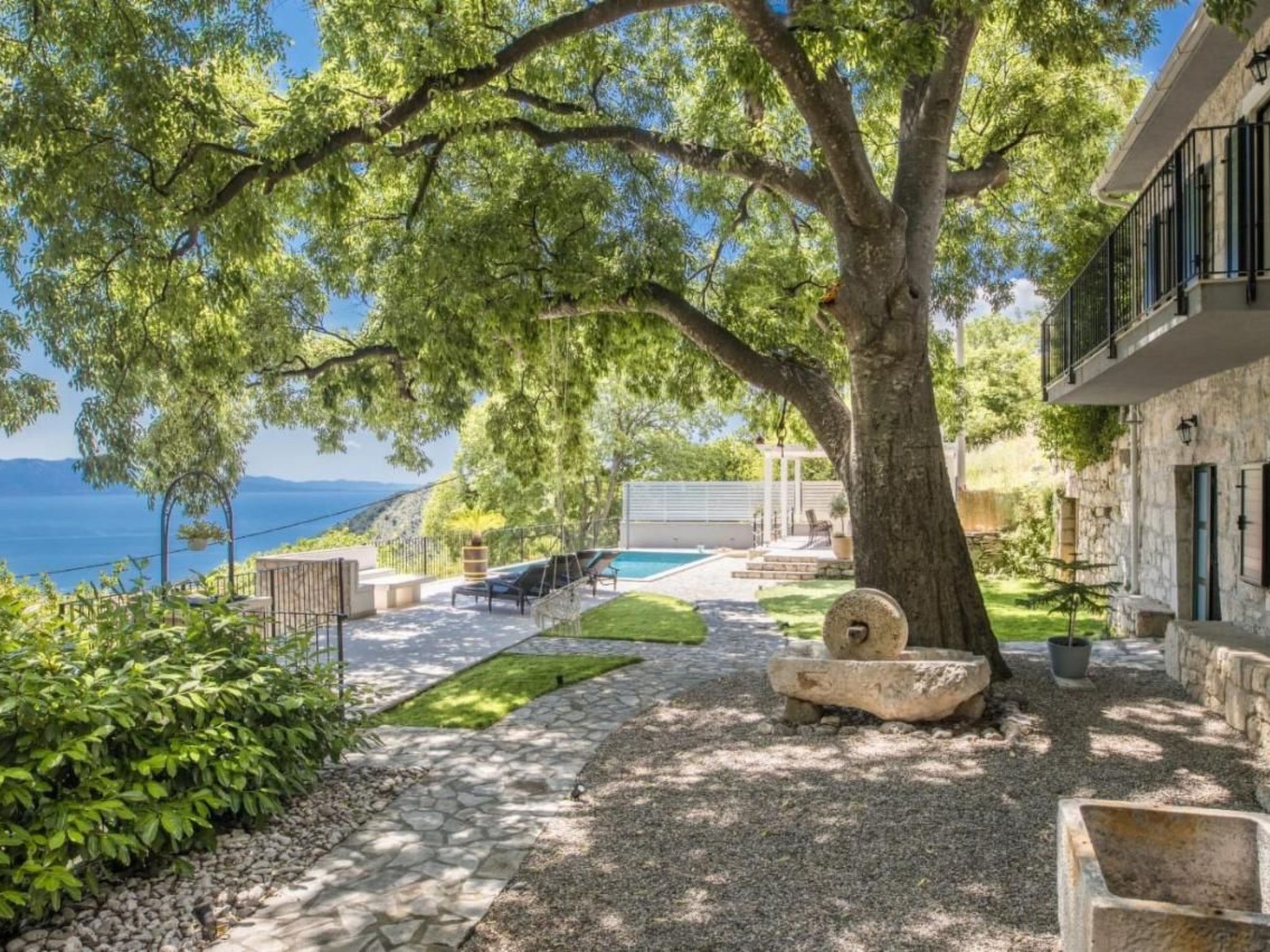 Schönes Steinhaus mit beheiztem Pool, Terrasse mit Meerblicl in ruhige Lage-Drinnen