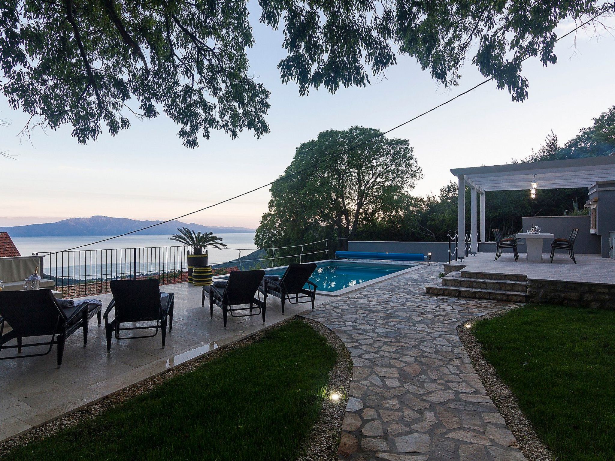 Schönes Steinhaus mit beheiztem Pool, Terrasse mit Meerblicl in ruhige Lage-Drinnen