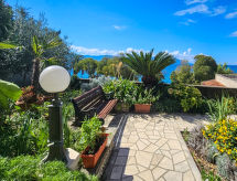 Vrijstaande villa Lui direct aan zee in Gradac, 3 slaapkamers, 8 personen - thumbnail 3