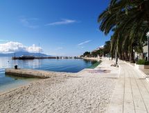 Strandappartement met balkon op 15 meter van zee in Gradac - thumbnail 1