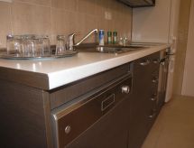 Strandappartement met balkon op 15 meter van zee in Gradac - thumbnail 4