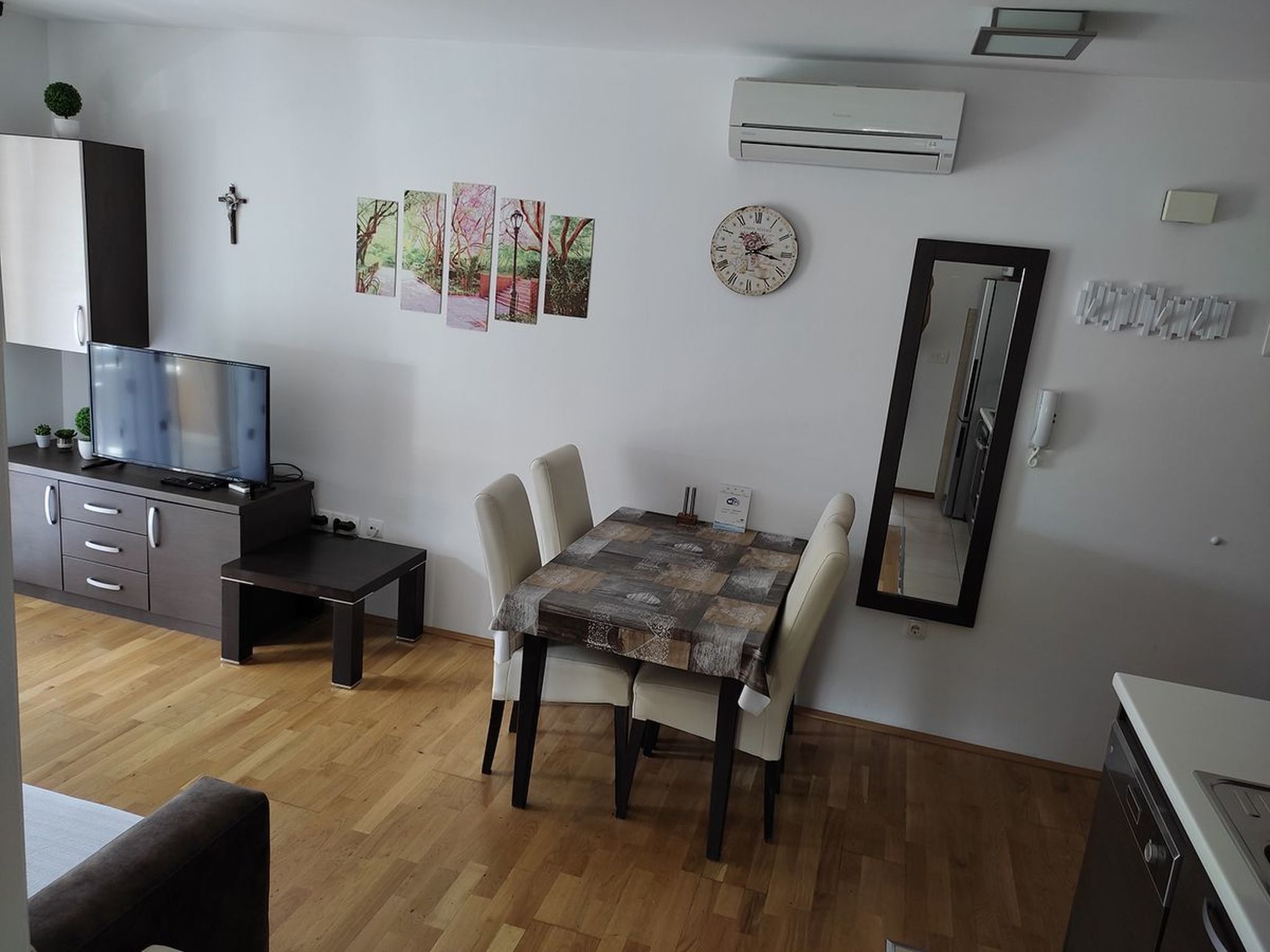 Gesamte Wohnung in Gradac mit Möbliertem Balkon-Image-tags.info