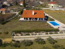 Ferienvilla mit Garten, Grill und Terrasse